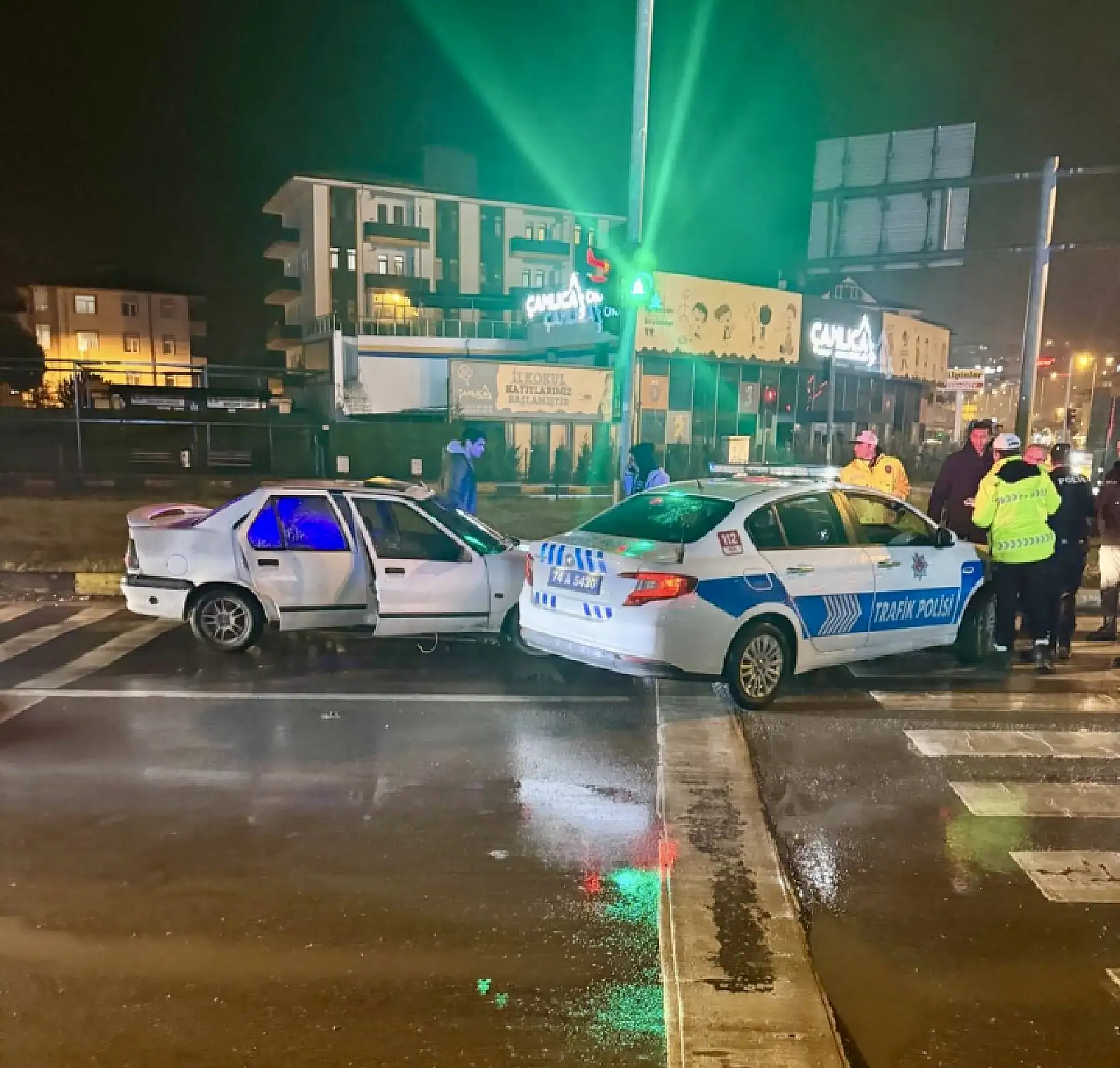 Durmadı, Polis aracına çarptı