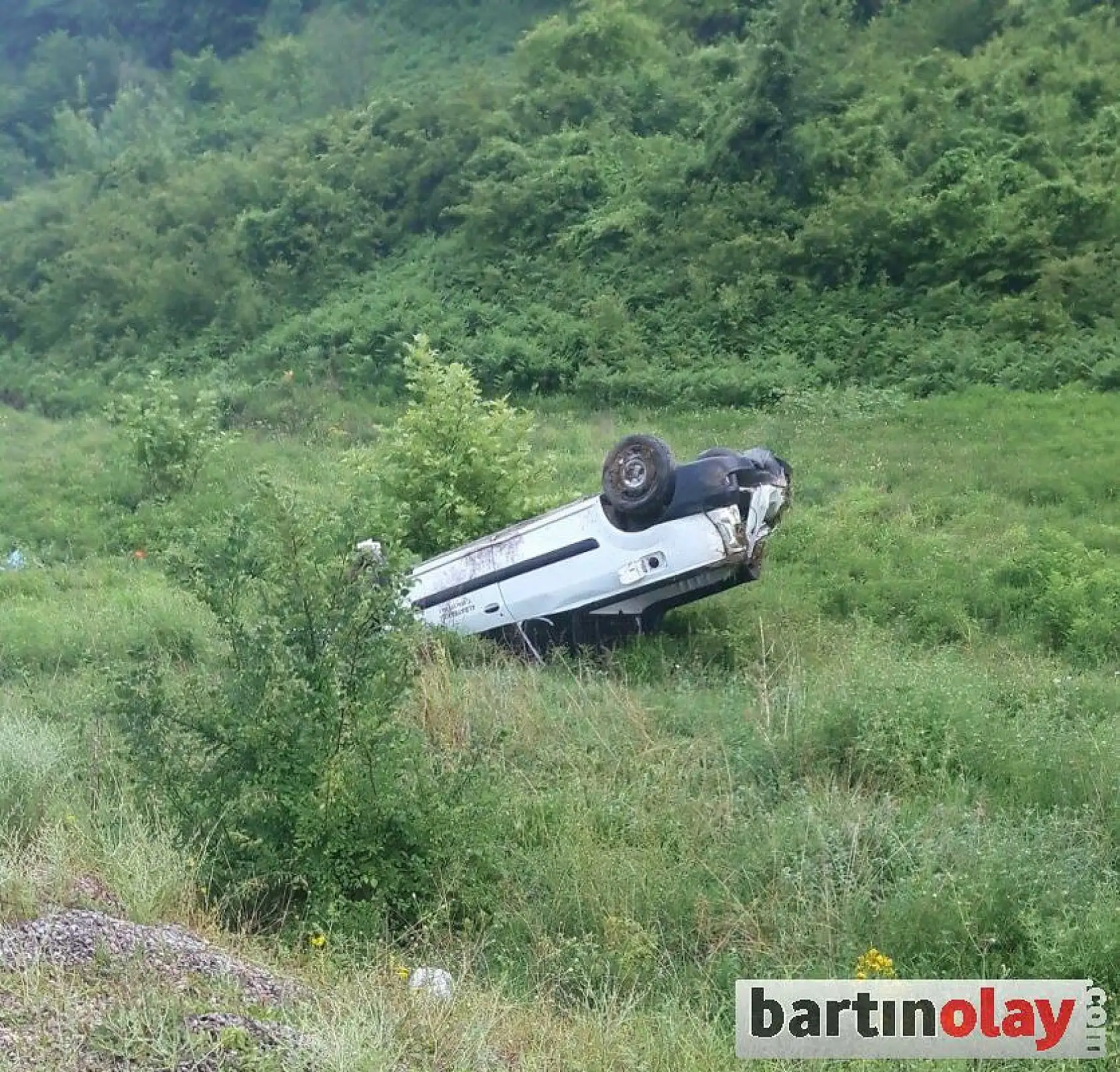 Takla atan araç ters döndü