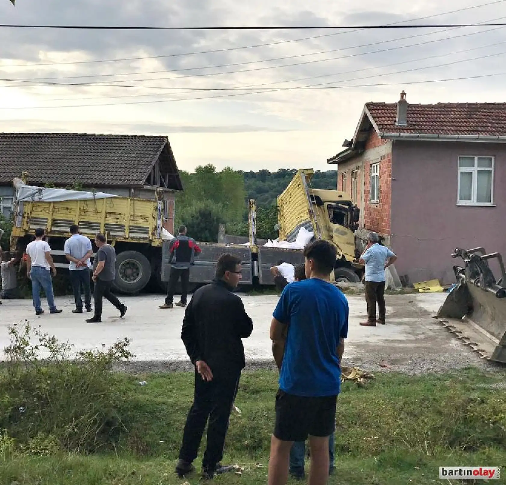 Kontrolden çıkan kamyon eve çarptı