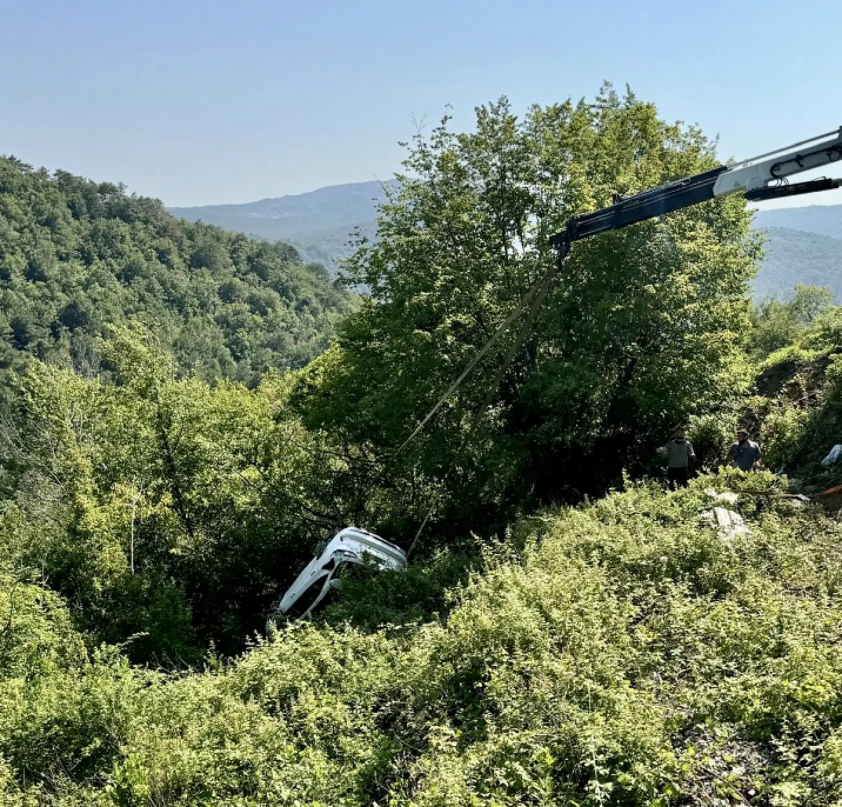 Otomobil şarampole yuvarlandı