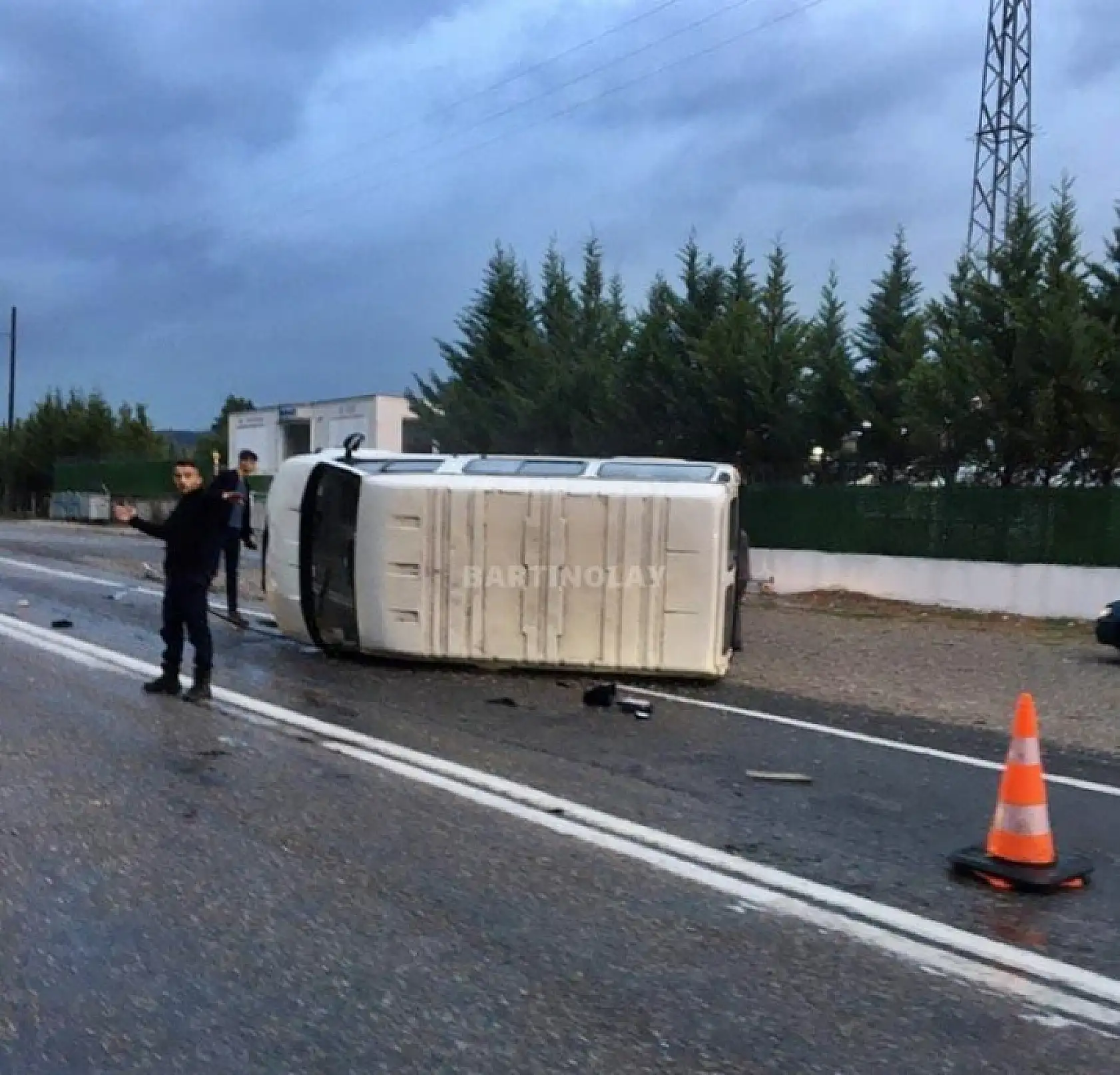 Trafik levhasına çarpıp devrildi