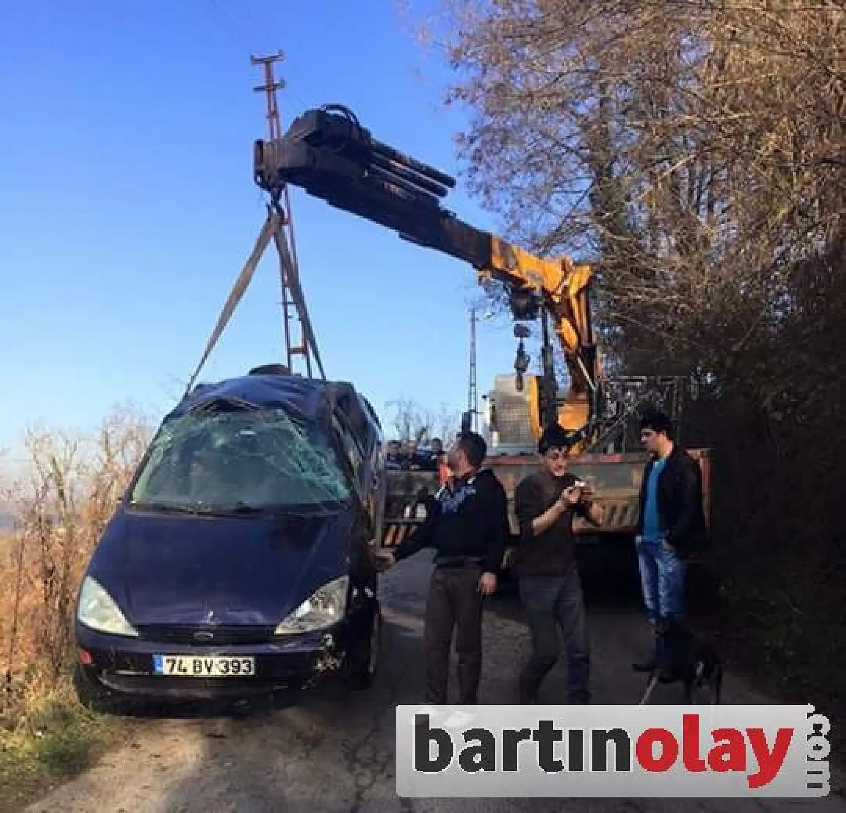 Kozcağız'da Otomobil dereye uçtu