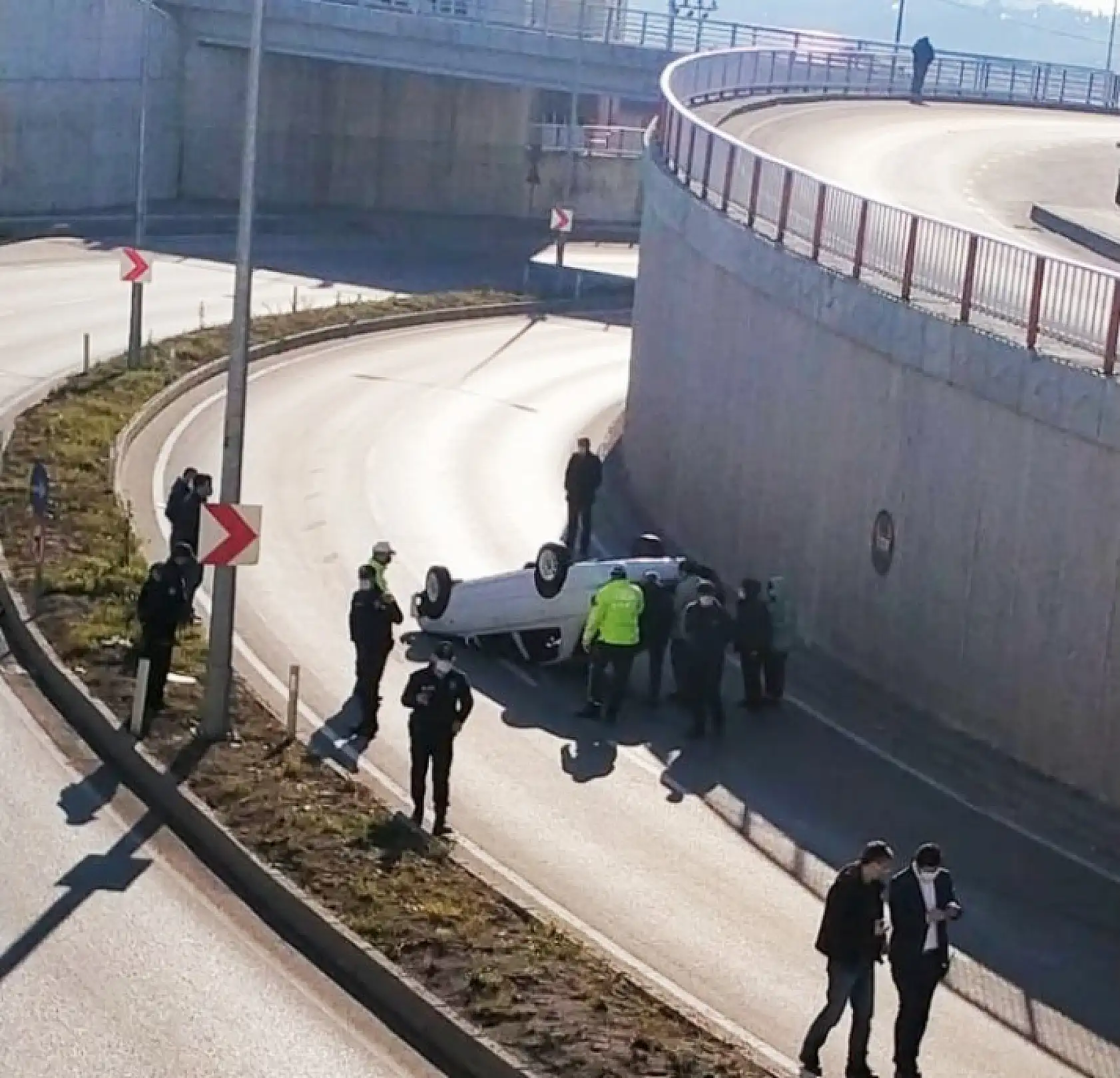 Kontrolden çıkan otomobil takla attı