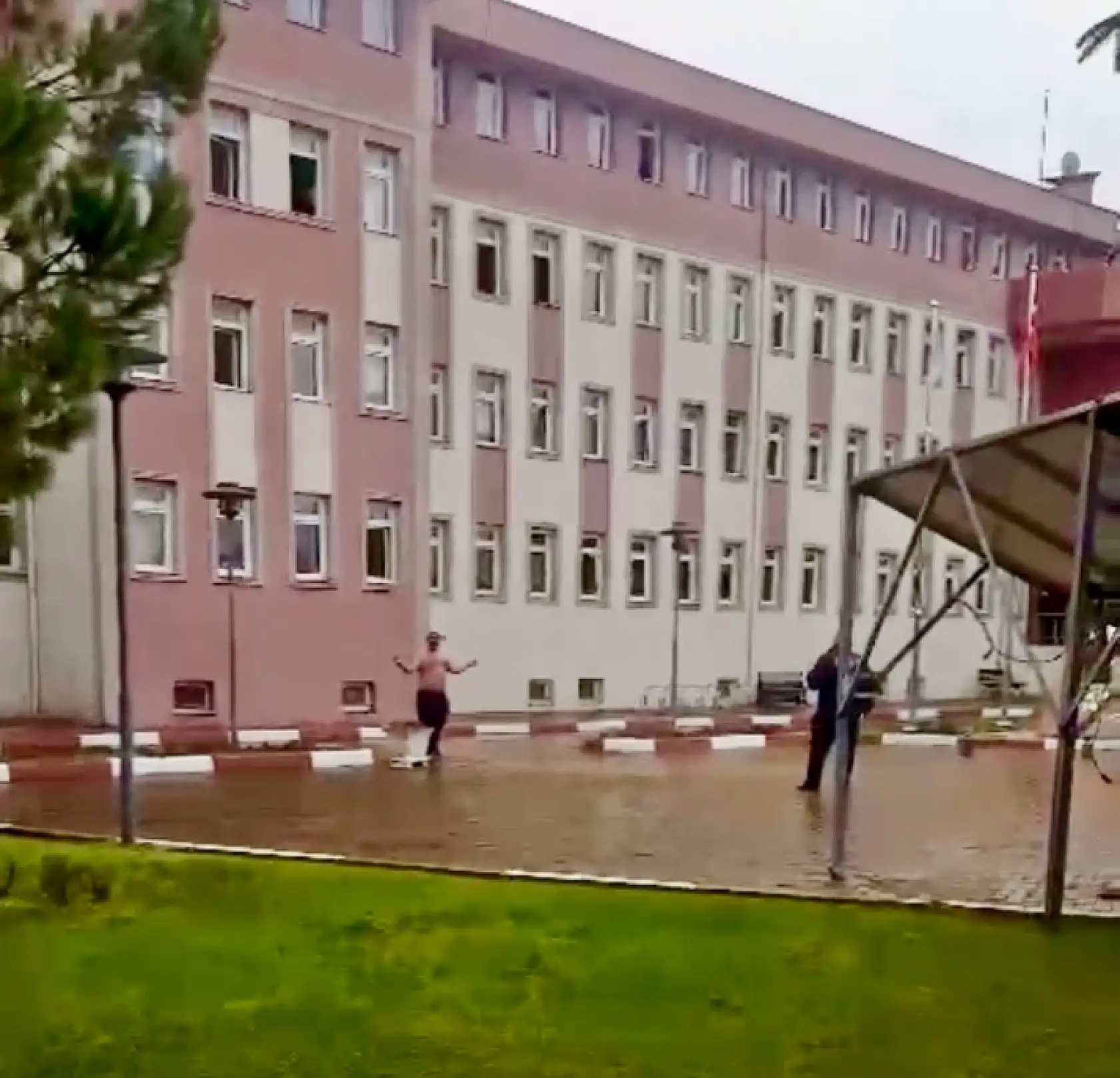 Belediye önünde olay!