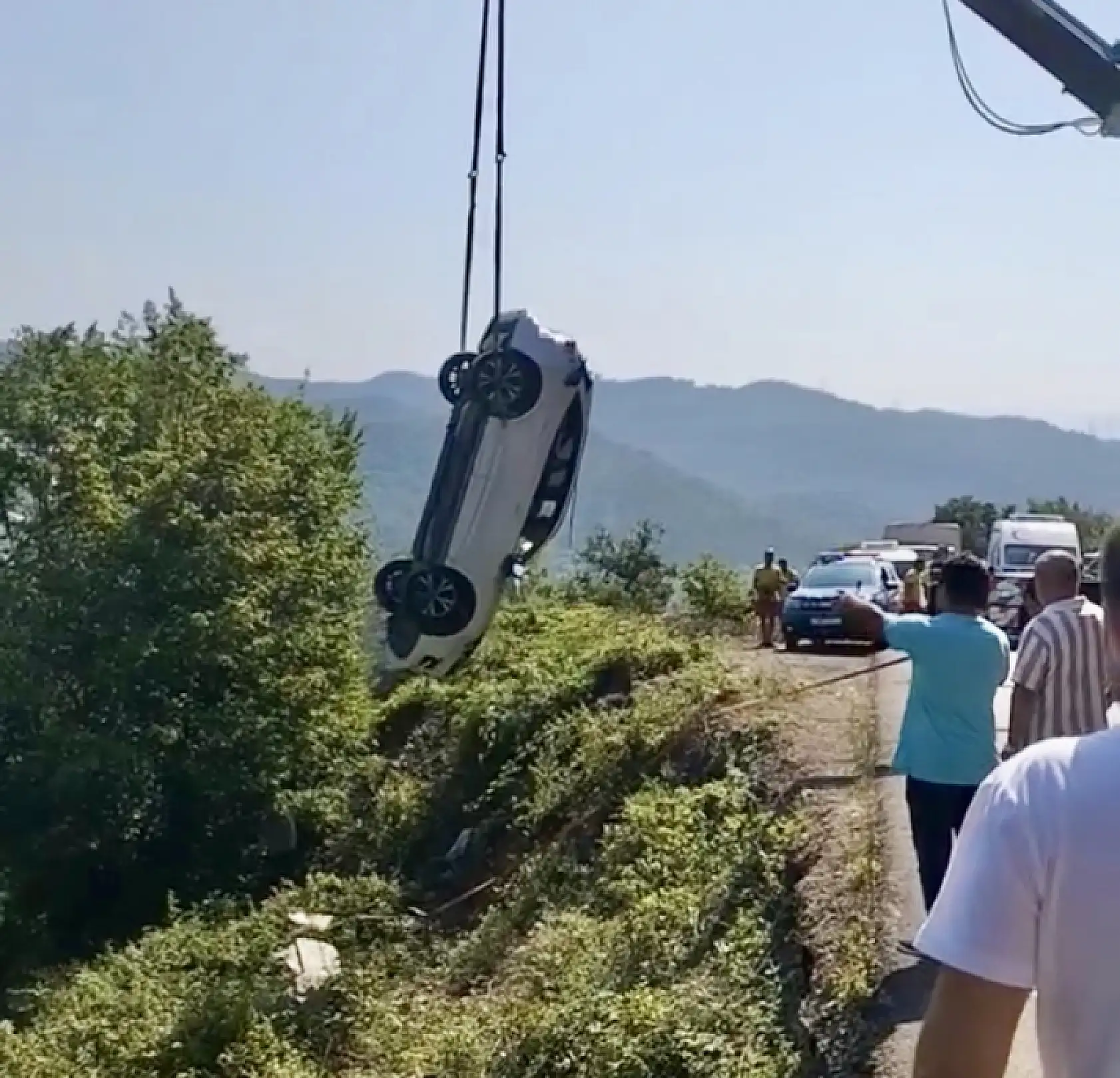 Otomobil şarampole yuvarlandı