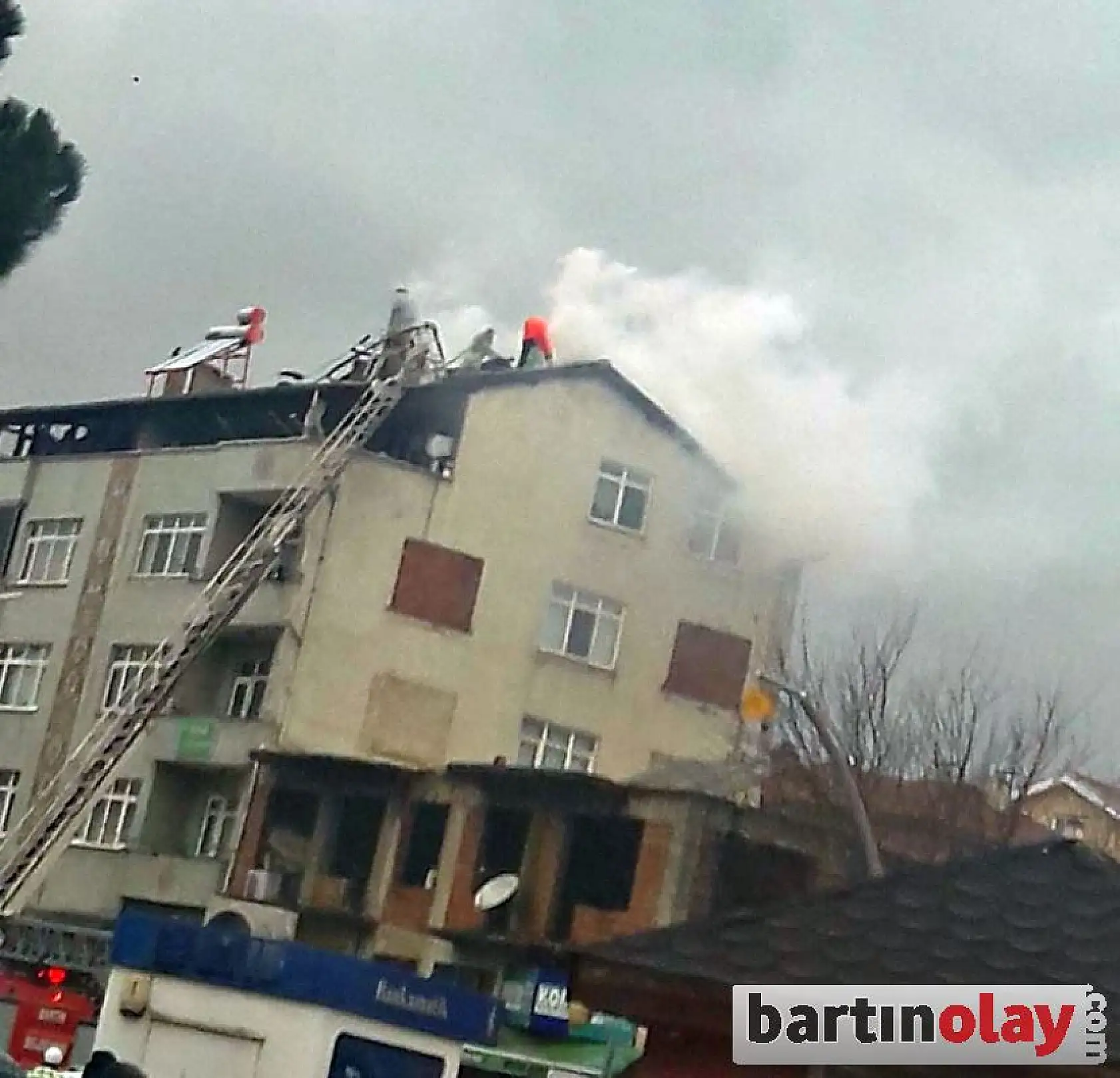 5 katlı binanın çatısında yangın 