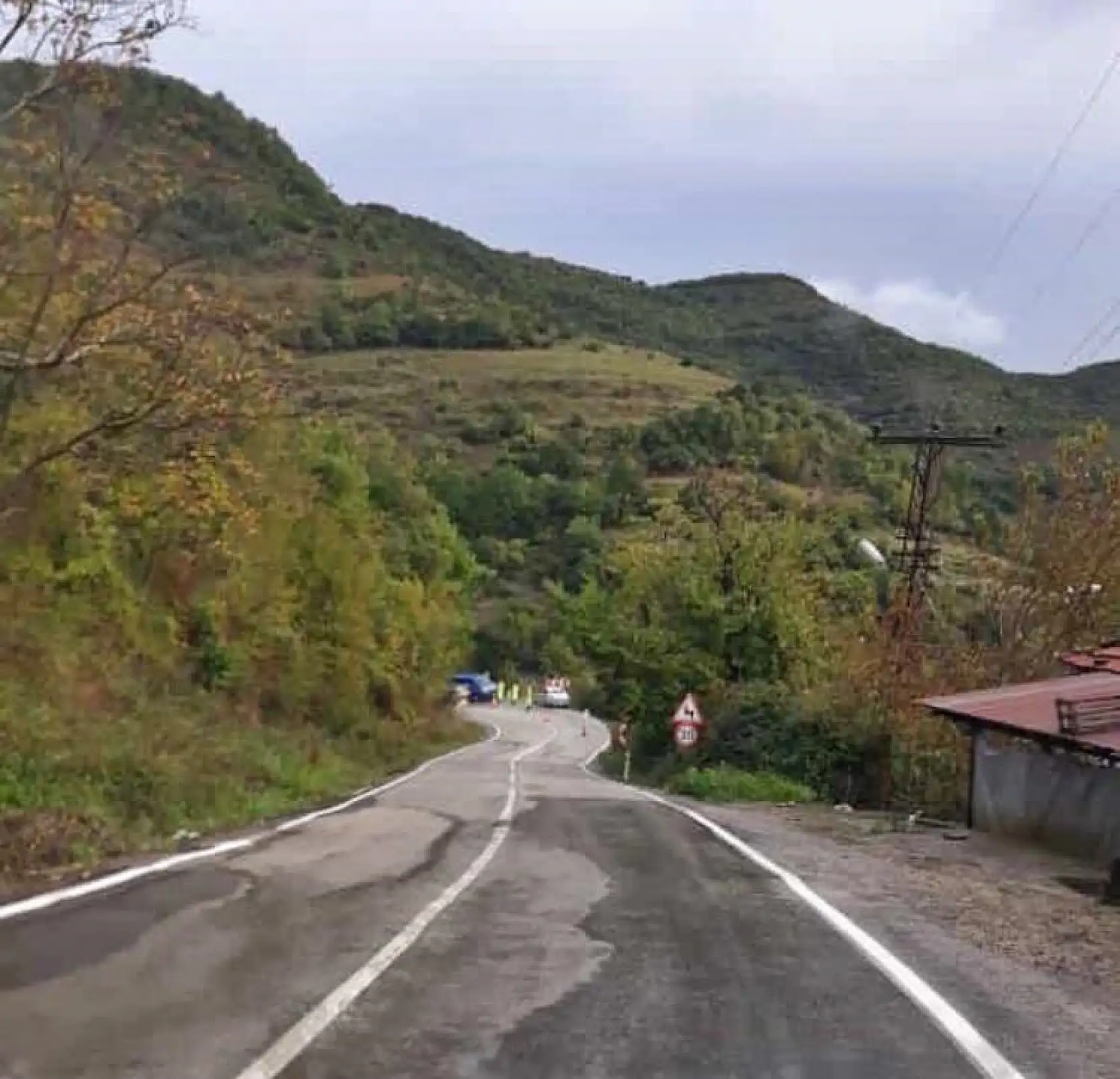 Virajı alamayan kamyon devrildi