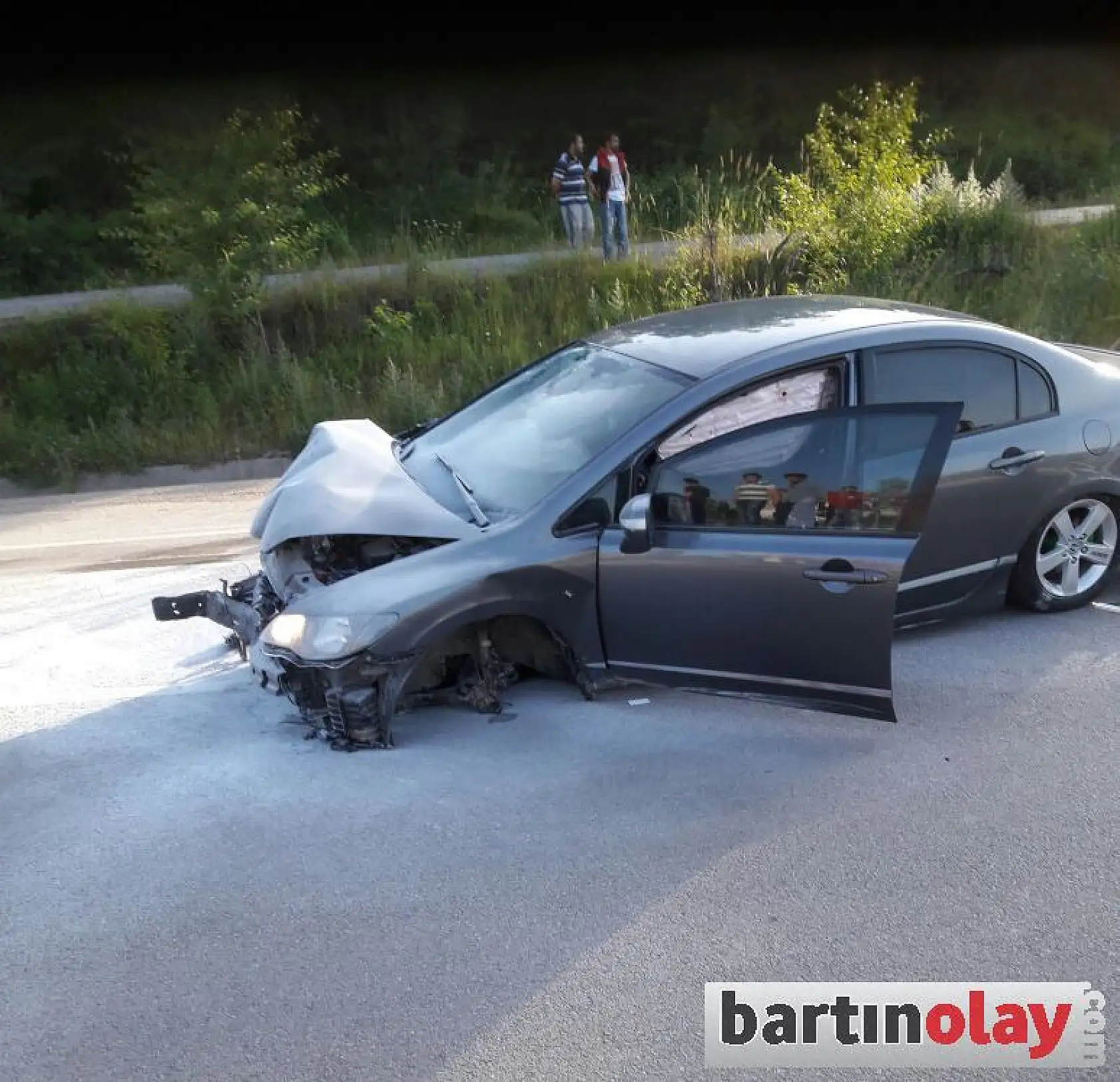 Otomobille Çarpışan Traktör İkiye Ayrıldı