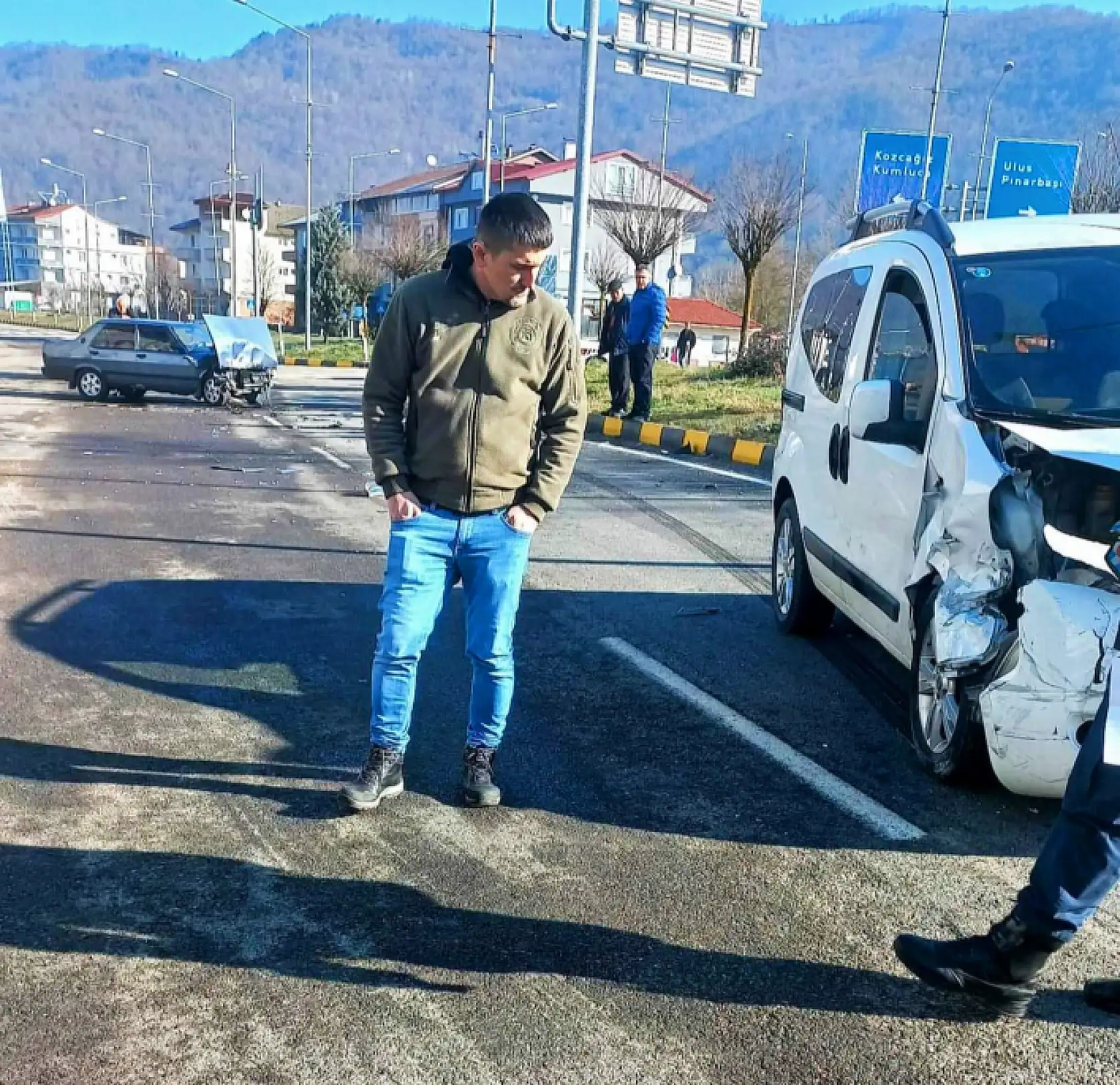 İki araç kavşakta çarpıştı