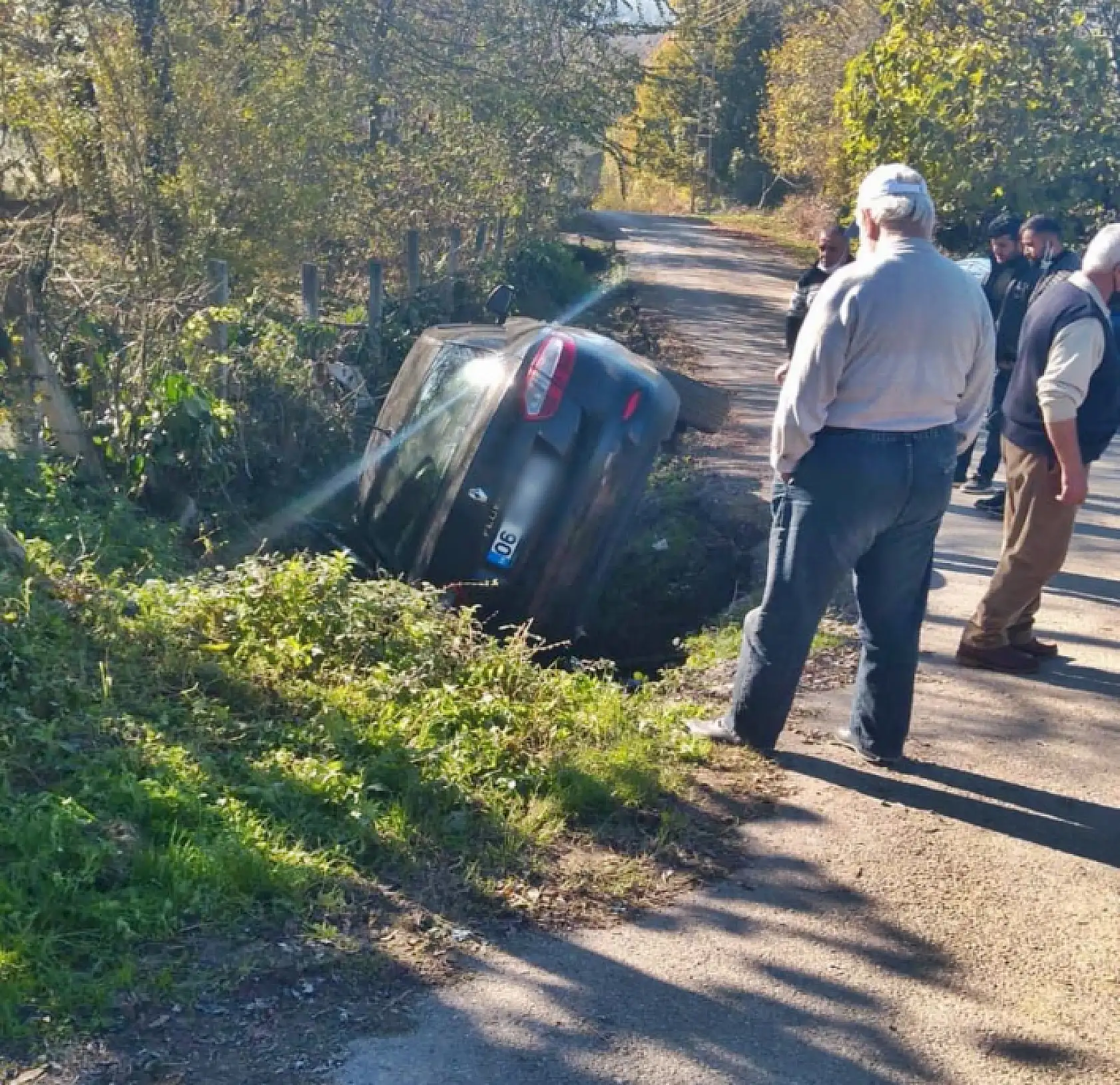 Otomobil kanala devrildi