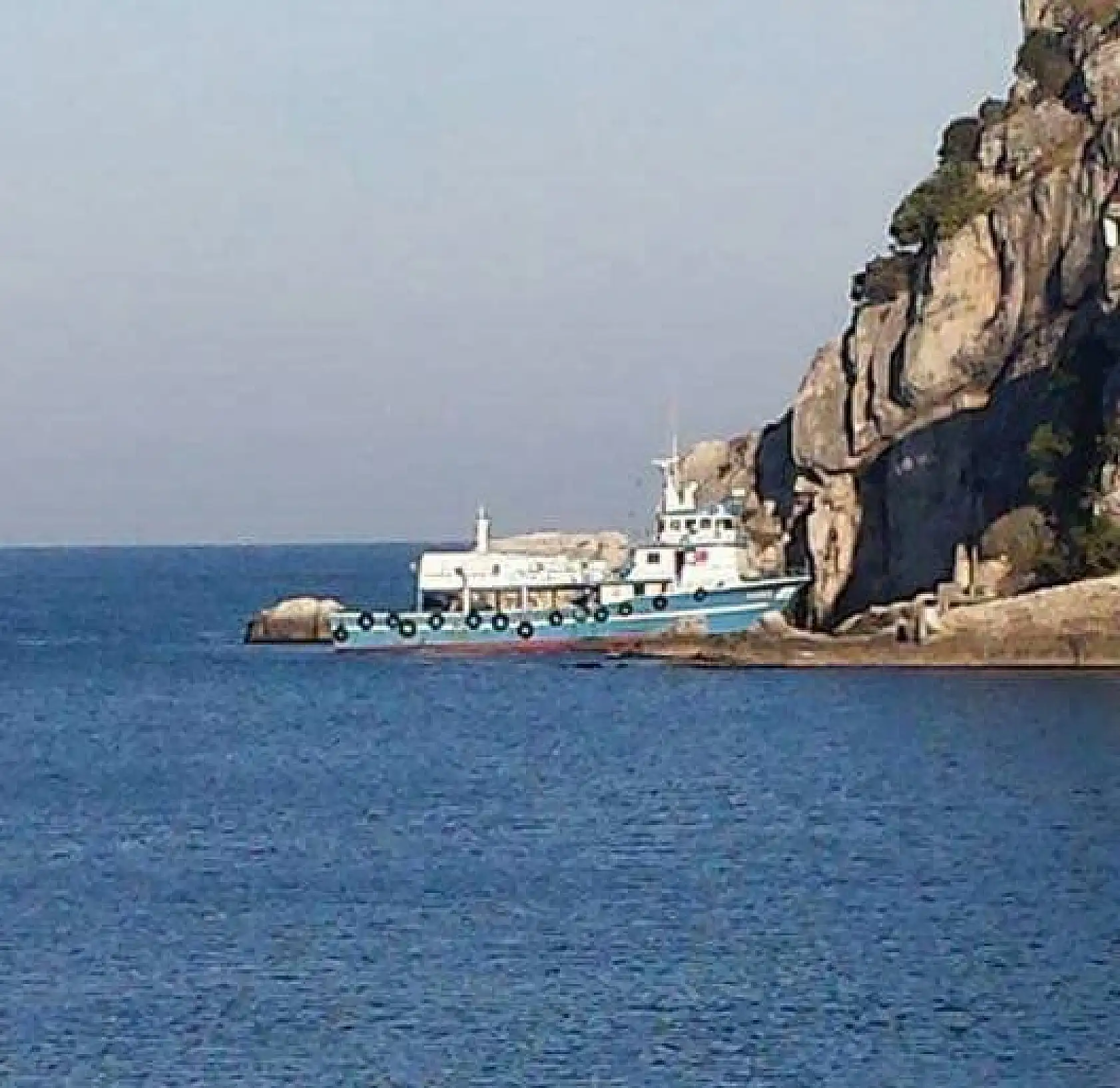 Balıkçı teknesi kayalıklara oturdu