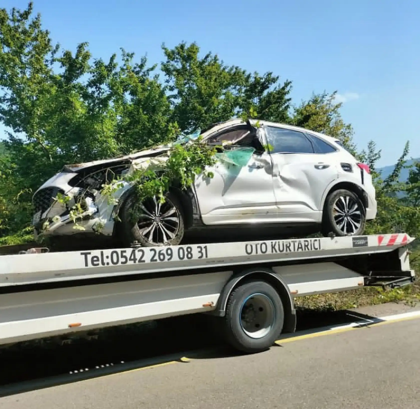 Otomobil şarampole yuvarlandı