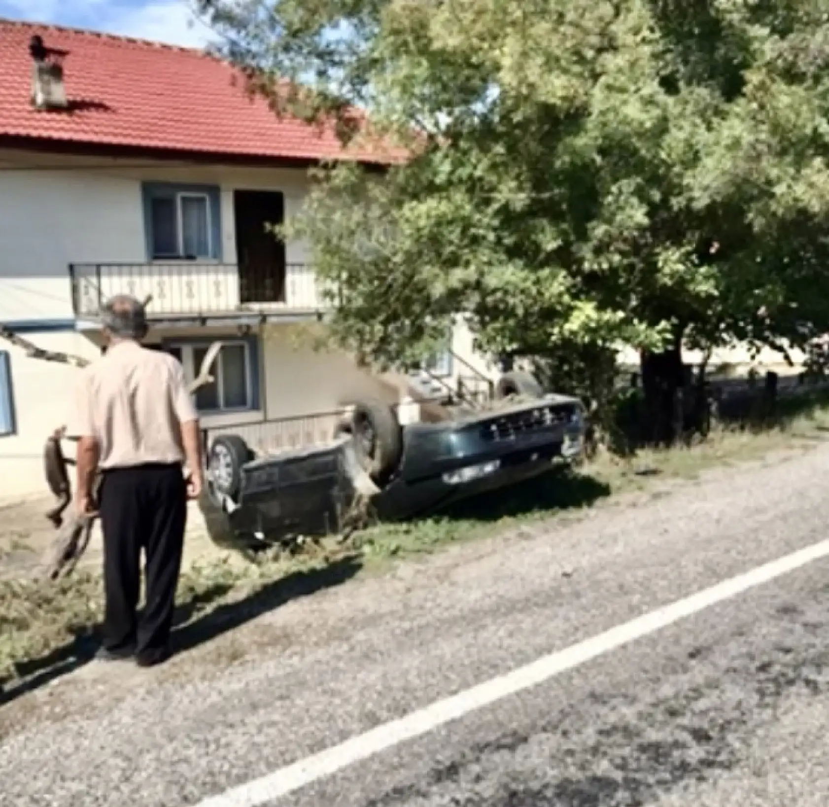 Kontrolden çıkan araç takla attı