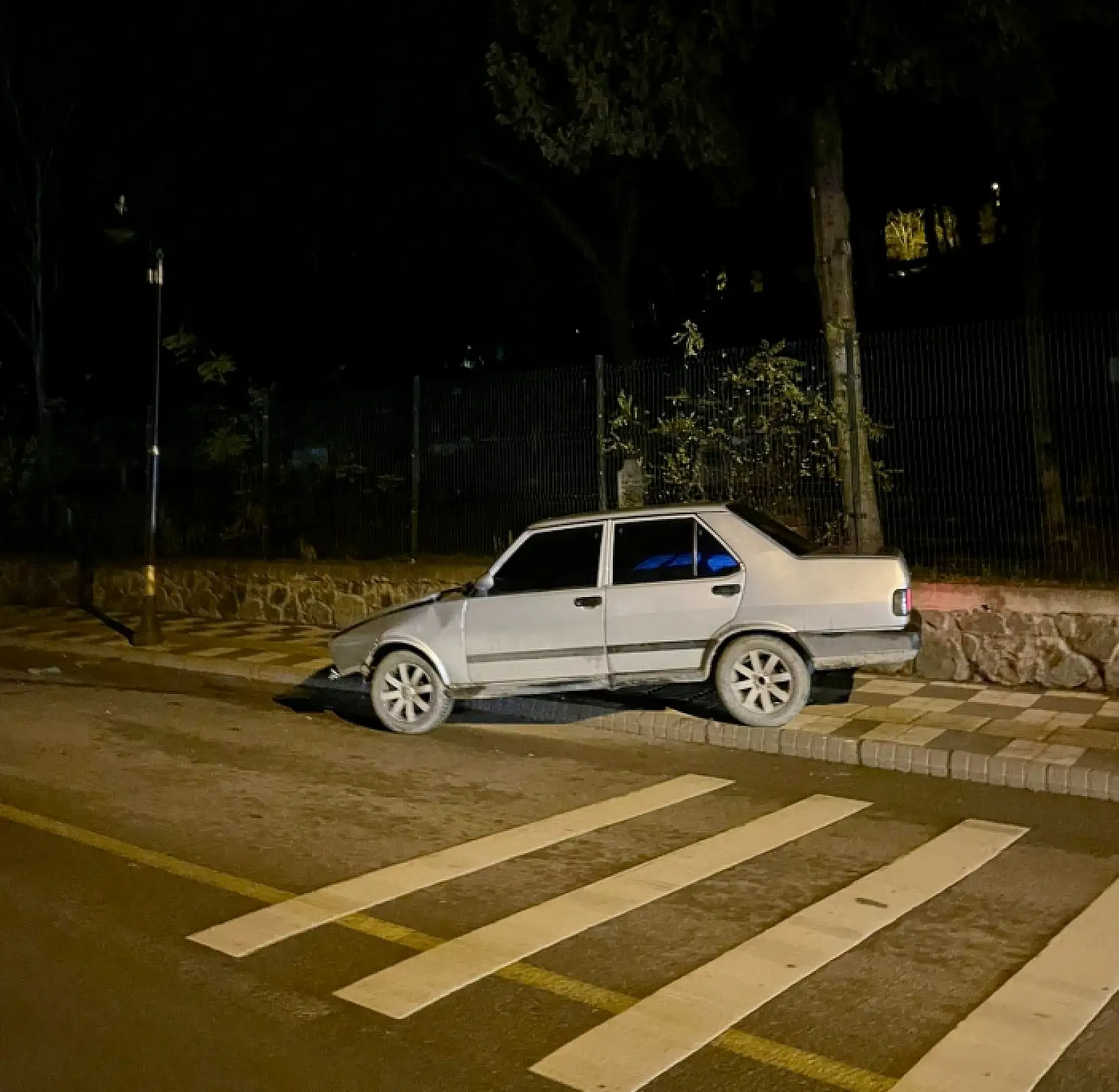 Mezarlık duvarına çarptı