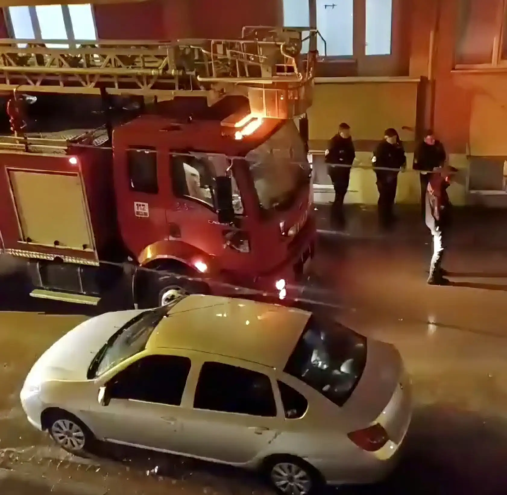 Şömineden düşen köz çatıyı yaktı