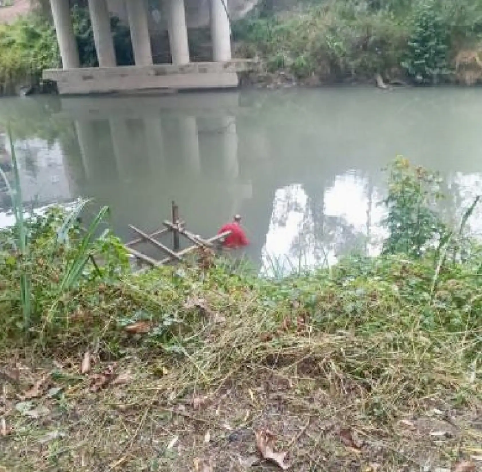 Irmağa atladı, ekipleri harekete geçirdi