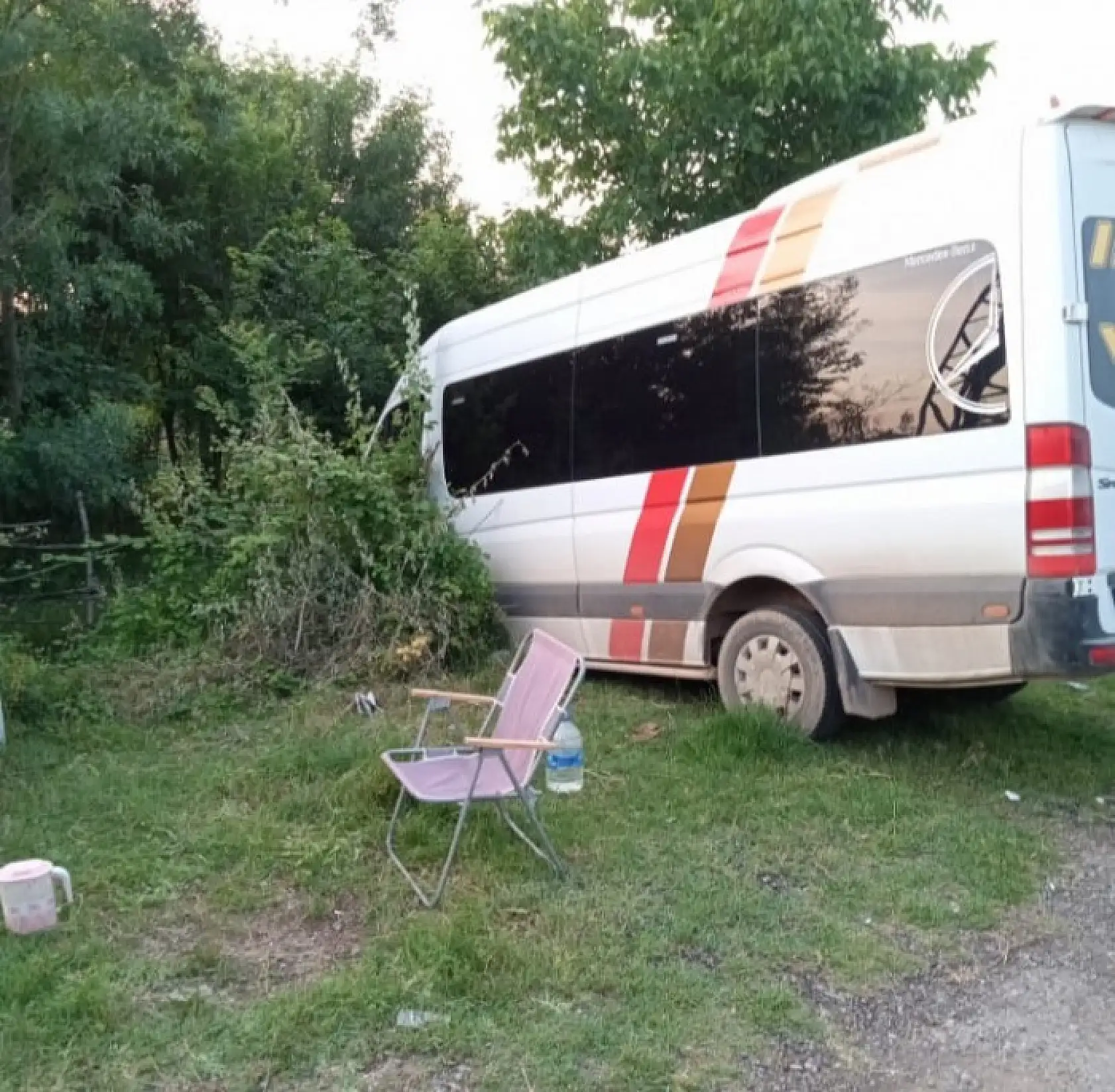 İşçi servisi ile kamyonet çarpıştı