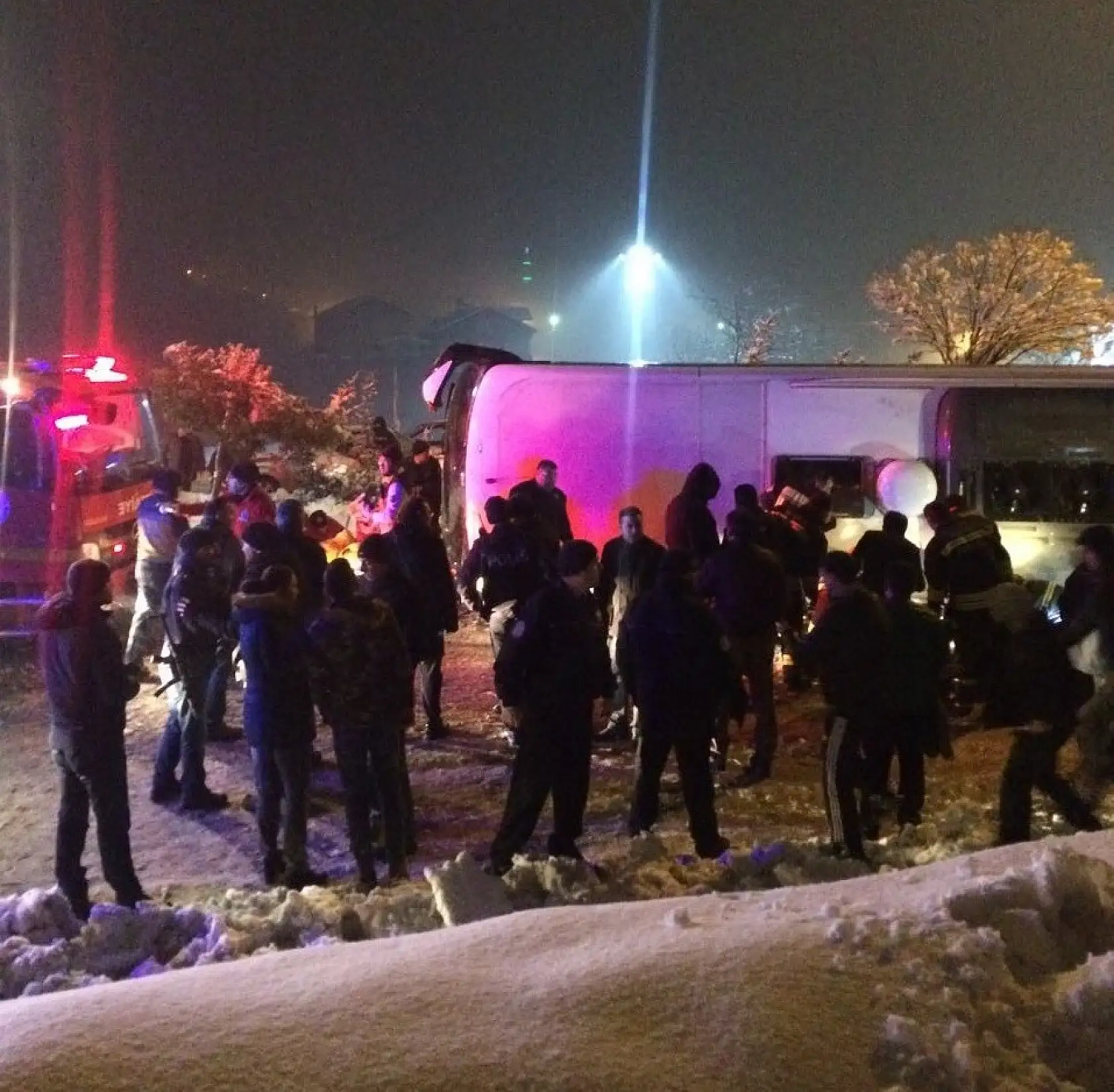 Yolcu otobüsü devrildi, 2 ölü