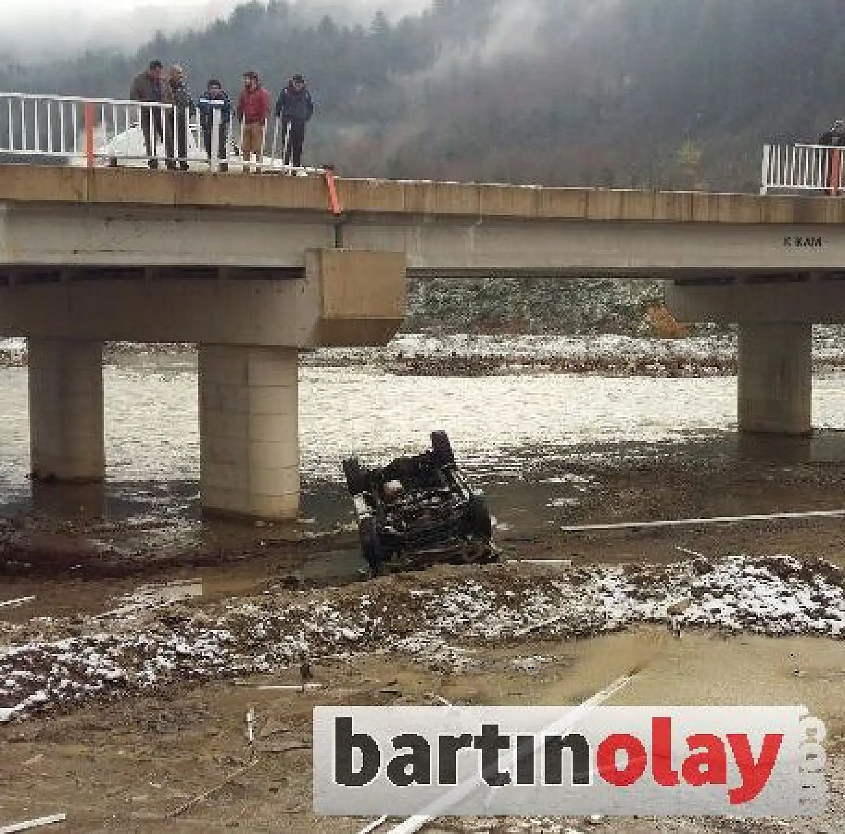 Kontrolden çıkan cip köprüden uçtu