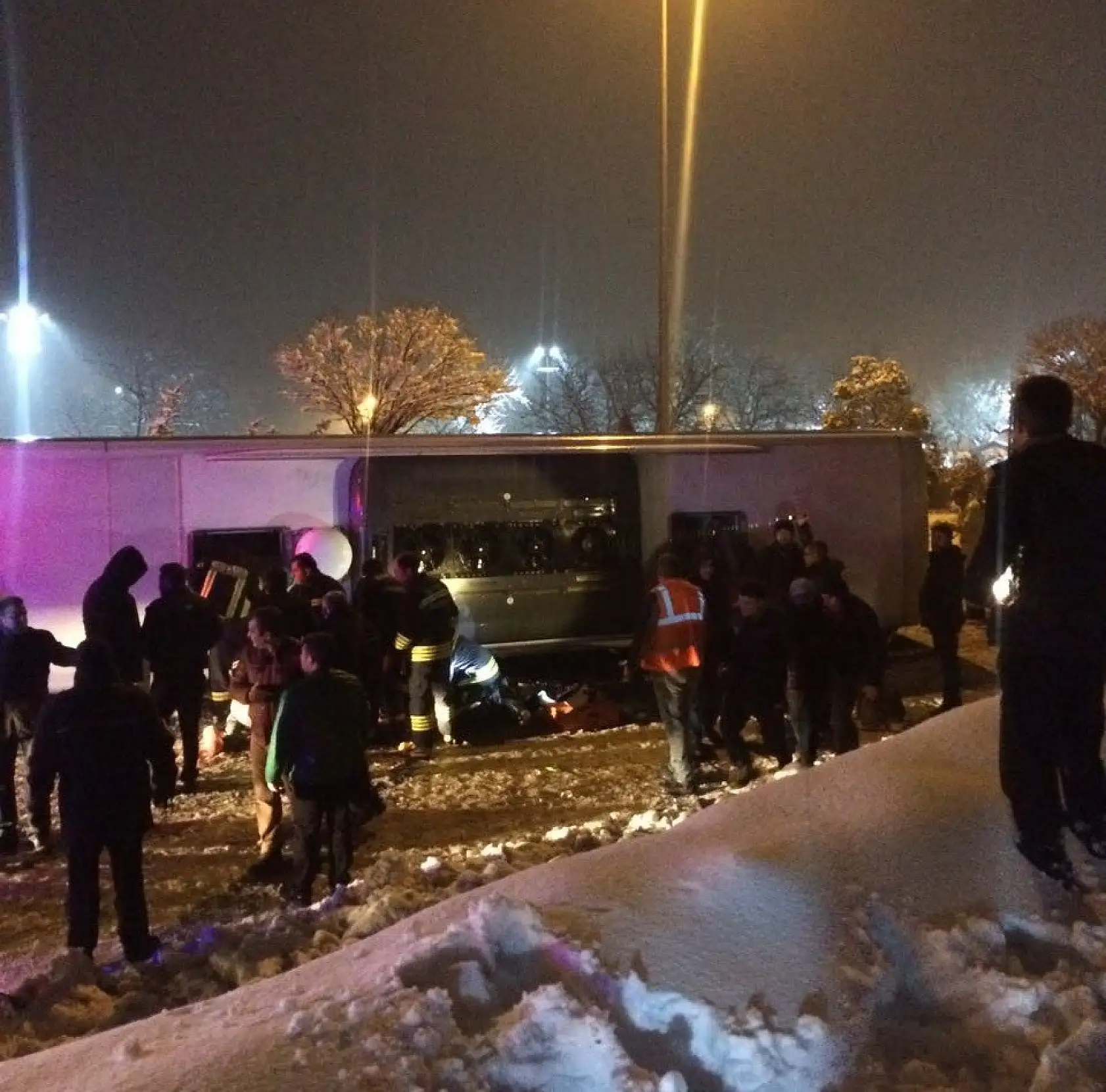 Yolcu otobüsü devrildi, 2 ölü