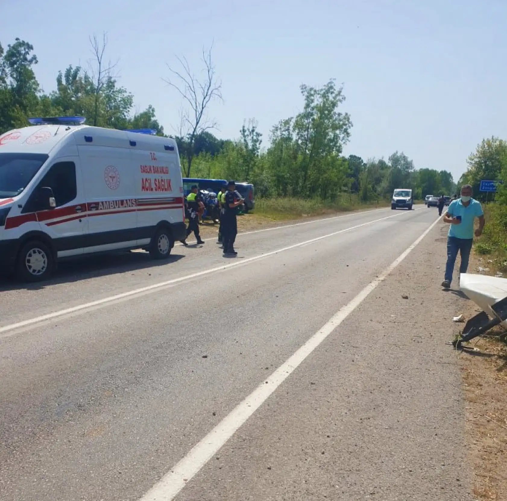 İki araca çarpıp takla attı