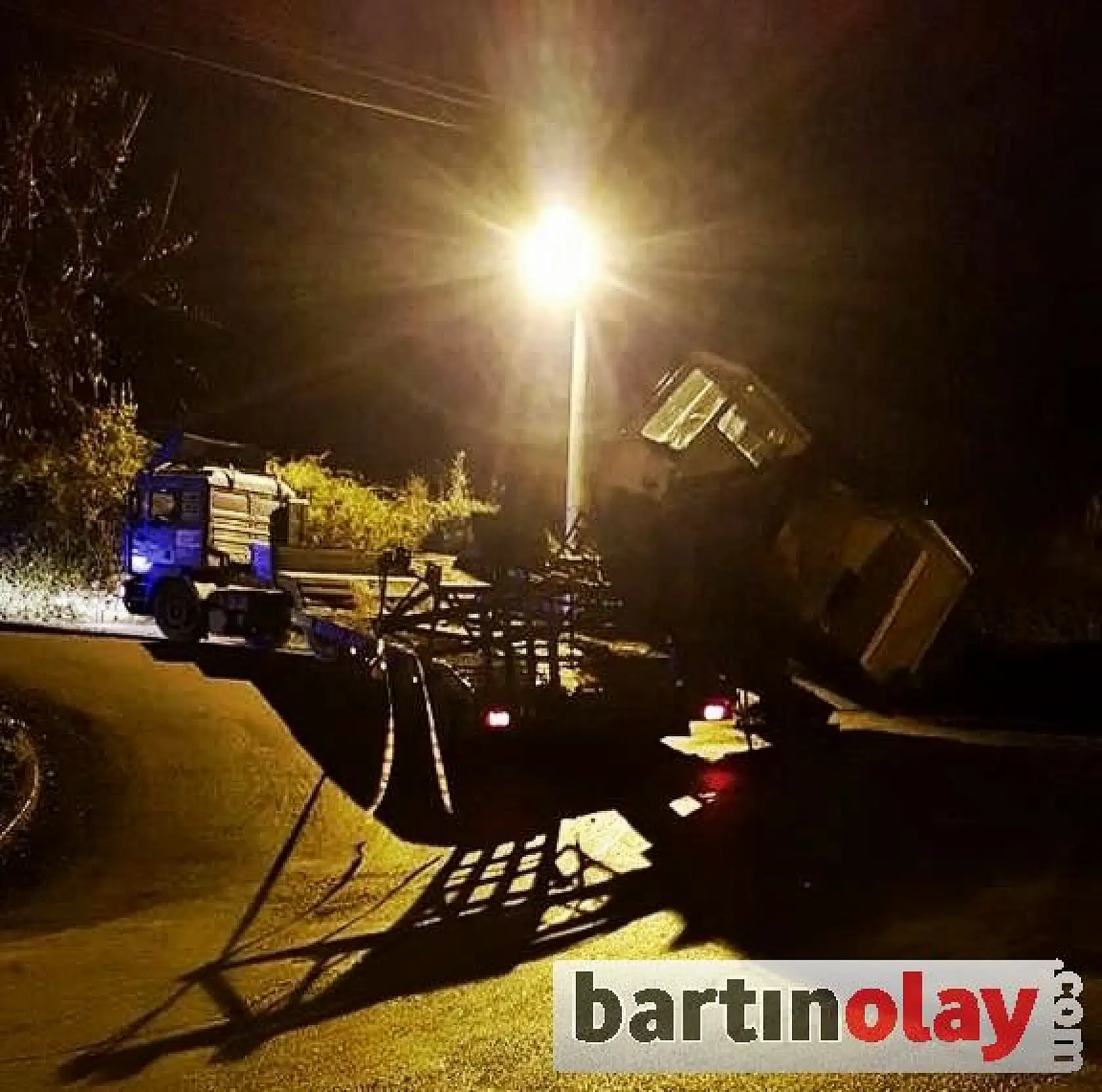 Paletli vinç kayarak yola devrildi