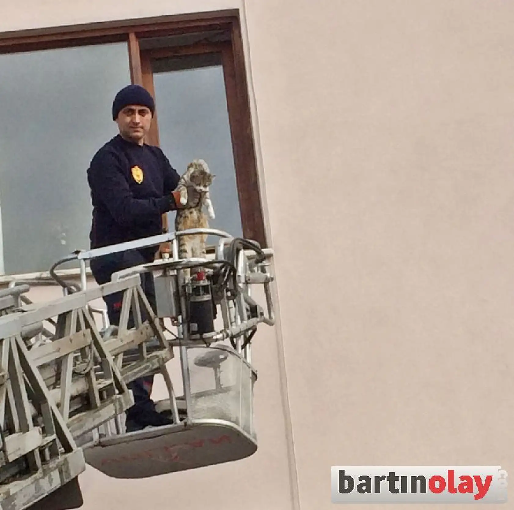 Yarıı açık camda sıkıştı