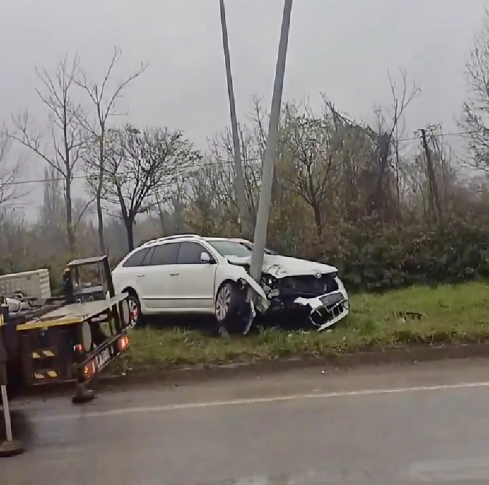 Aydınlatma direğine çarptı