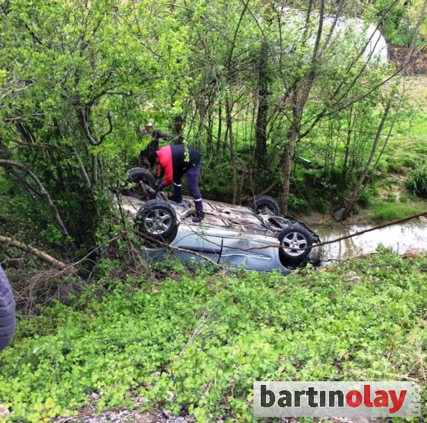 Otomobil Şarampole Yuvarlandı