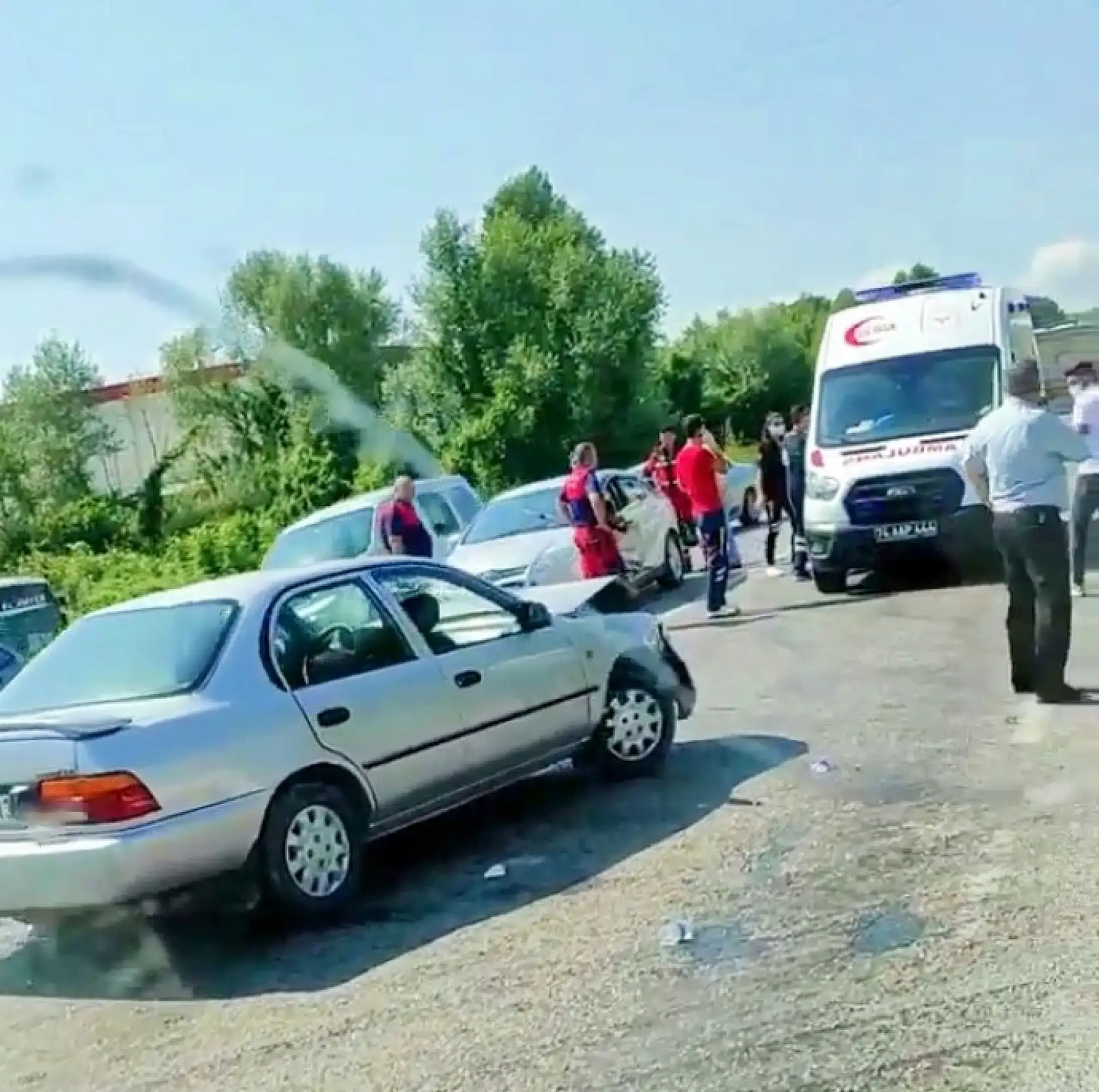 İki araç çarpıştı, 4 yaralı