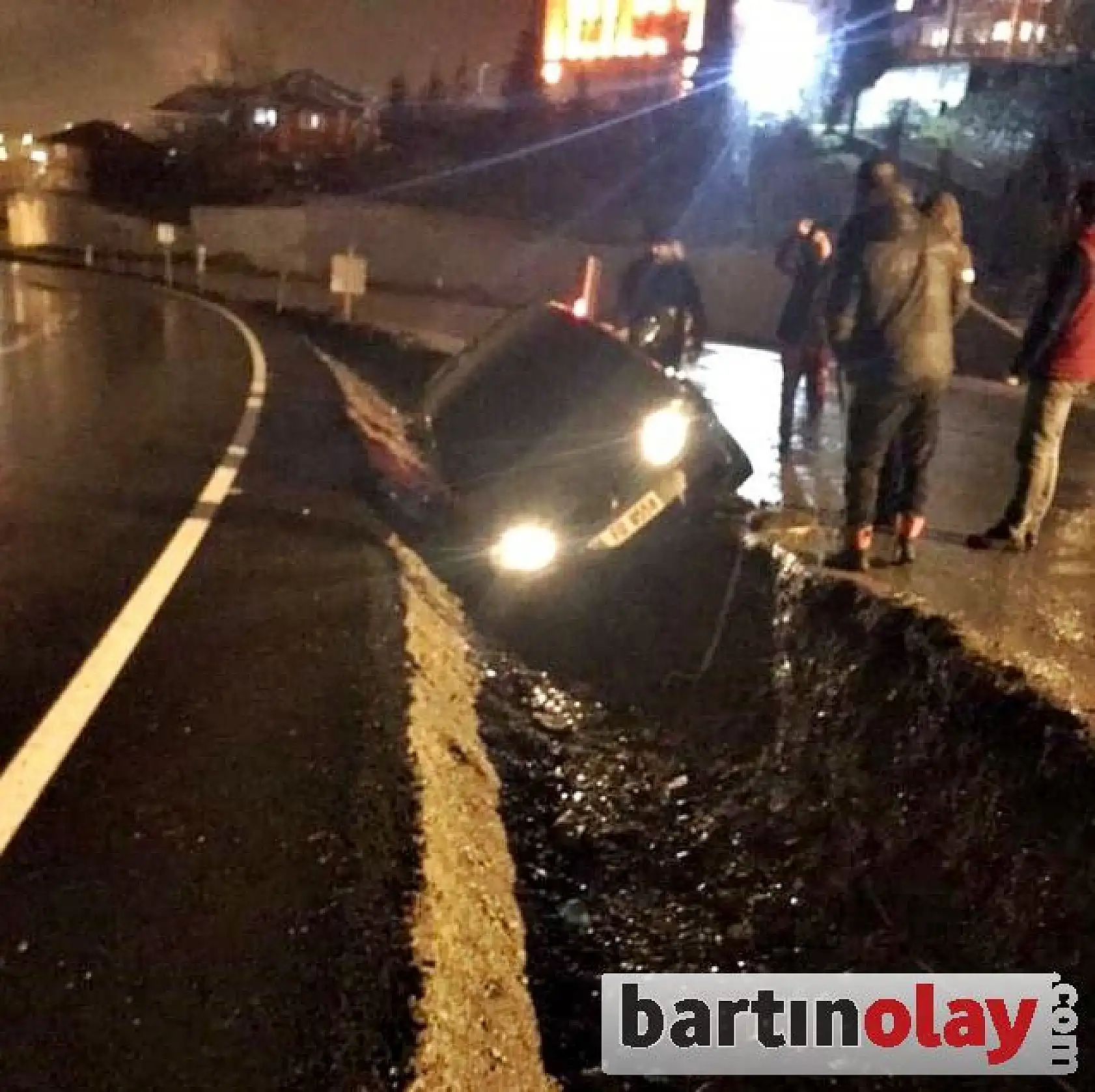 Otomobil kanala düştü