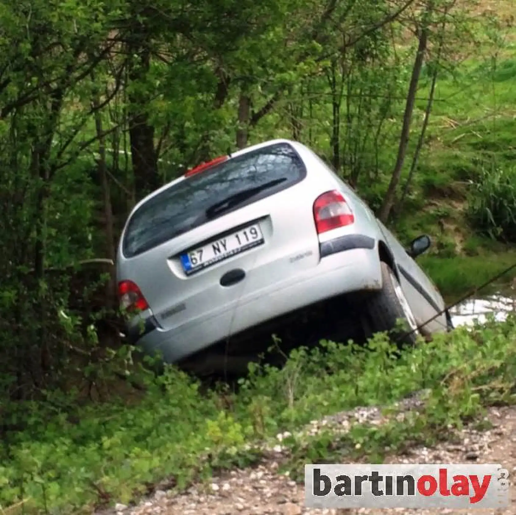 Otomobil Şarampole Yuvarlandı