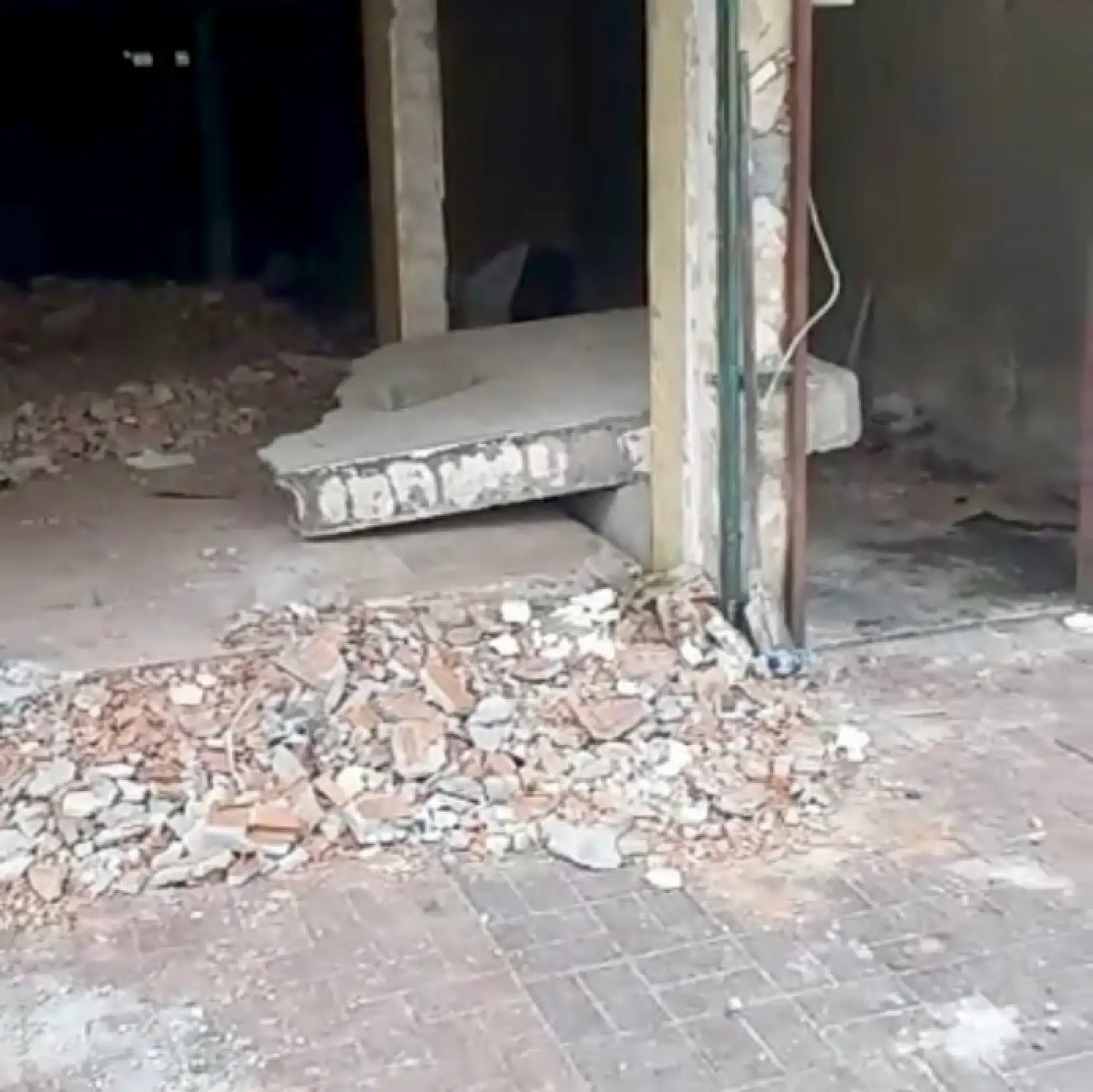 Yıkılan duvarın altında kaldı