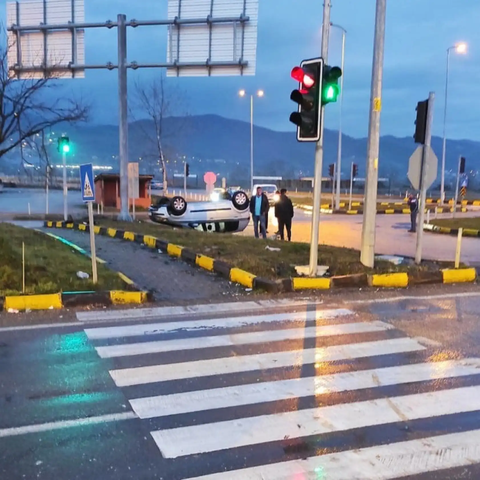 Son dakika, otomobil takla attı