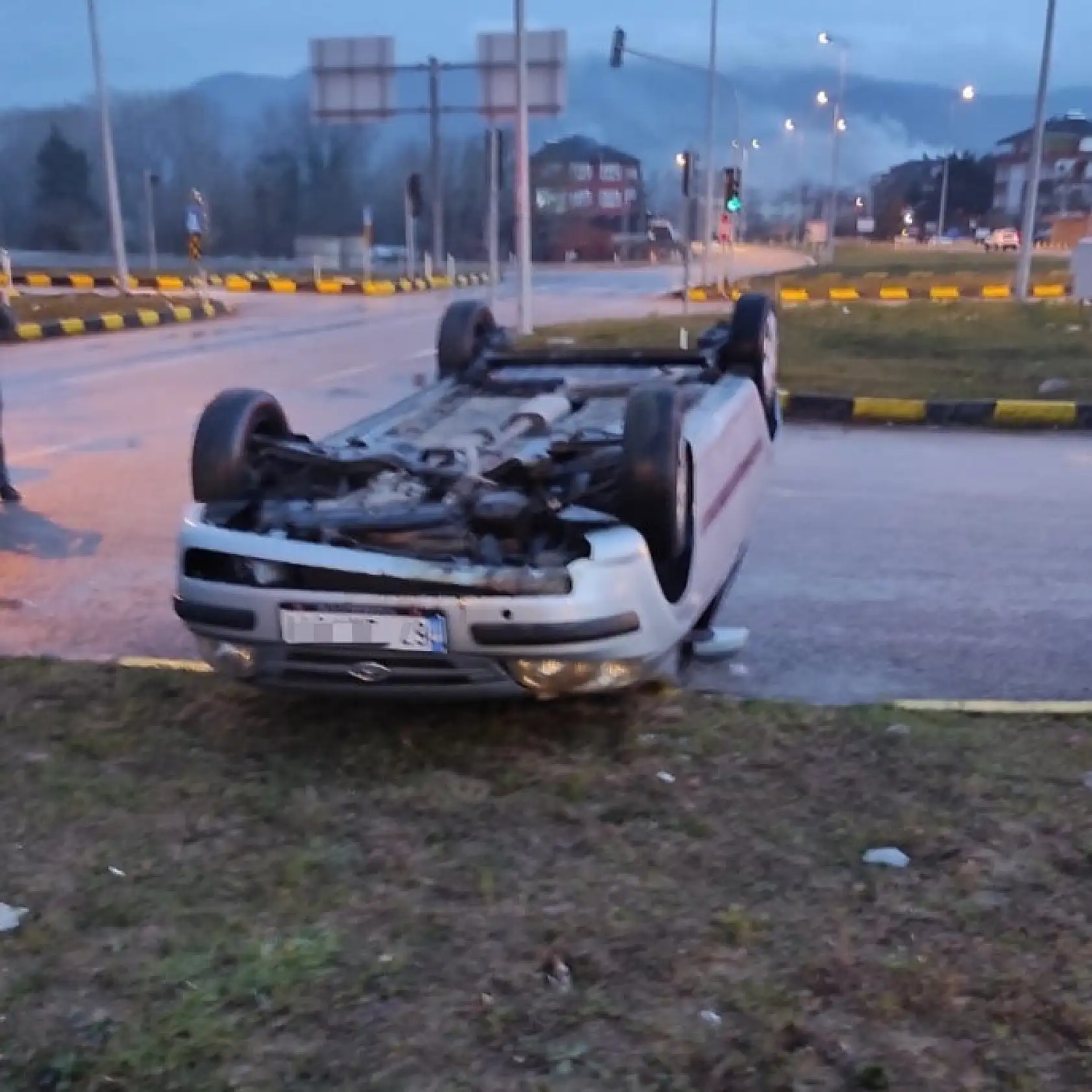 Son dakika, otomobil takla attı