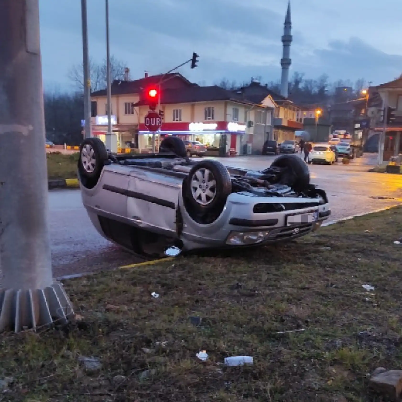 Son dakika, otomobil takla attı