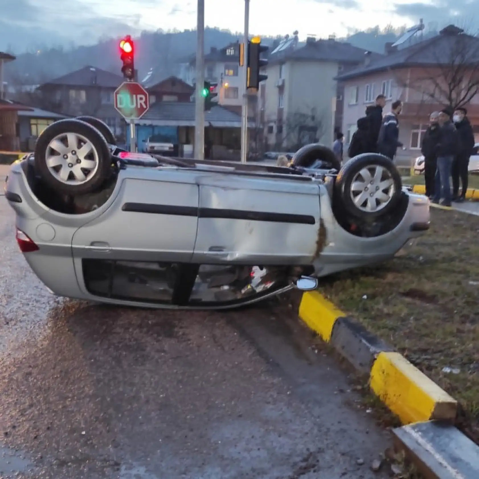 Son dakika, otomobil takla attı