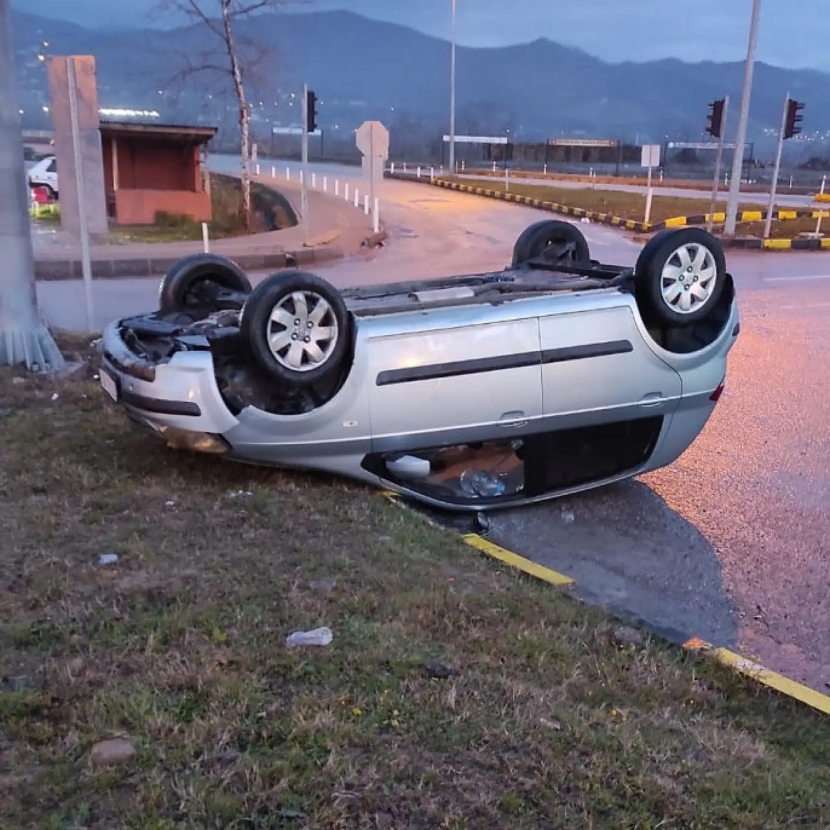 Son dakika, otomobil takla attı