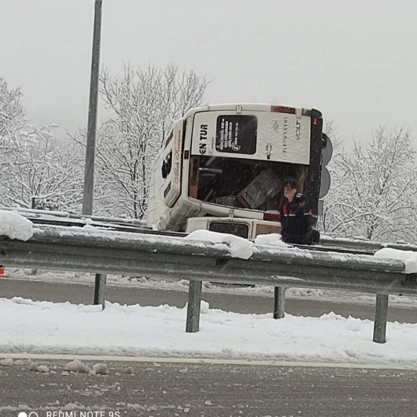 işçi servisi devrildi, 11 kişi yaralandı