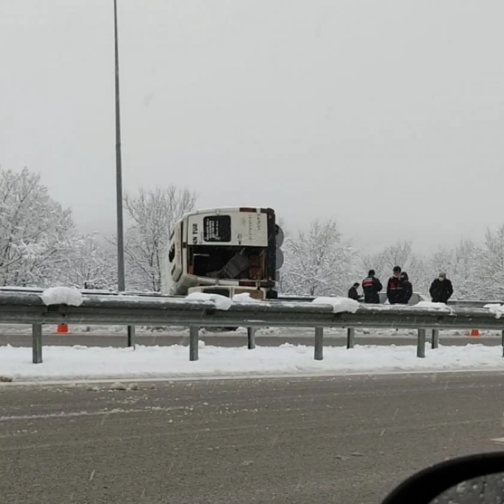 işçi servisi devrildi, 11 kişi yaralandı