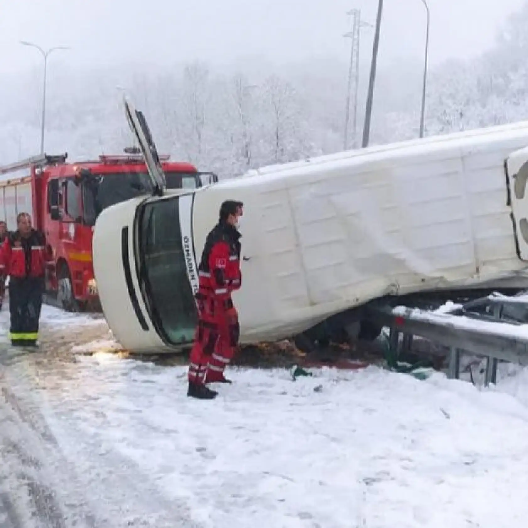 işçi servisi devrildi, 11 kişi yaralandı