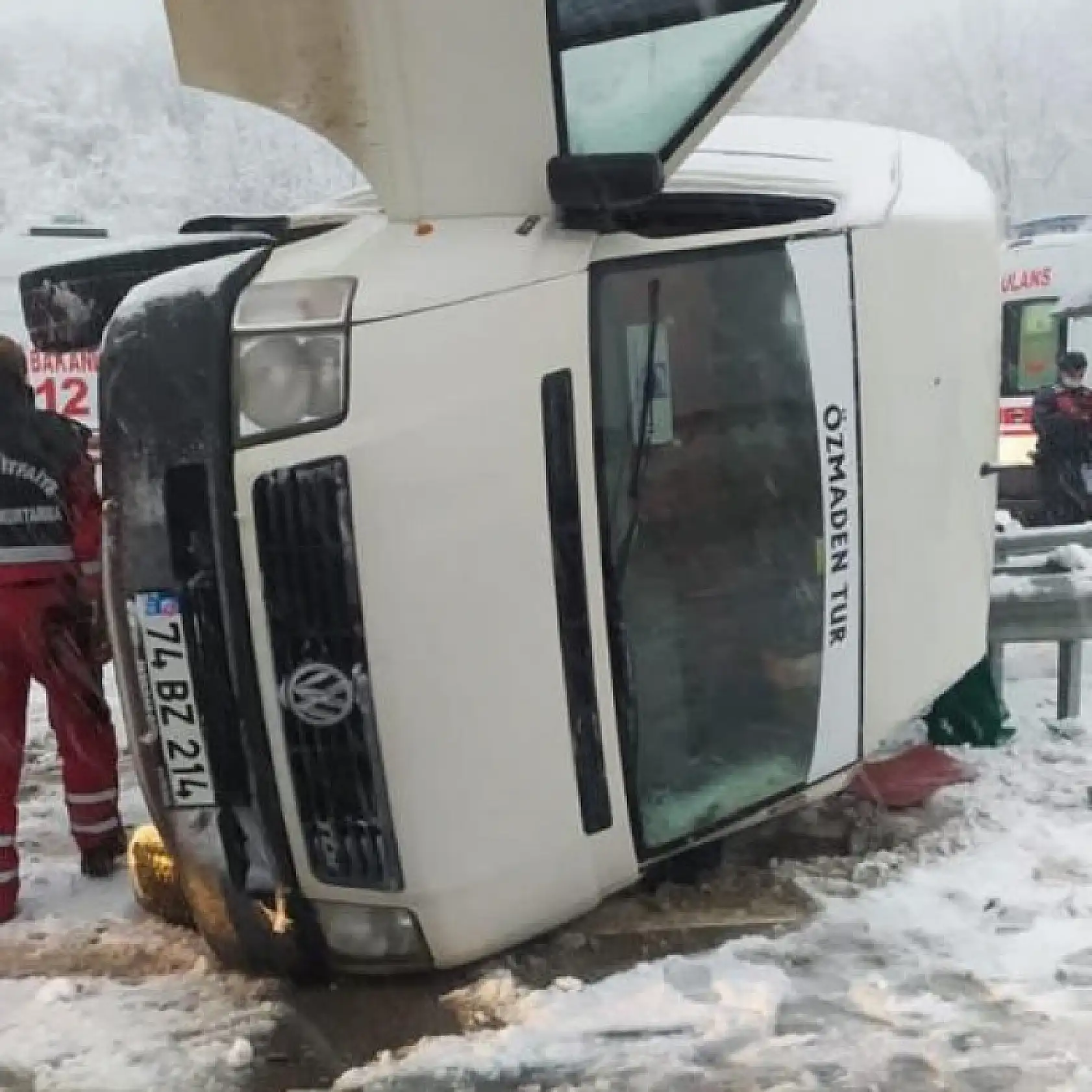işçi servisi devrildi, 11 kişi yaralandı