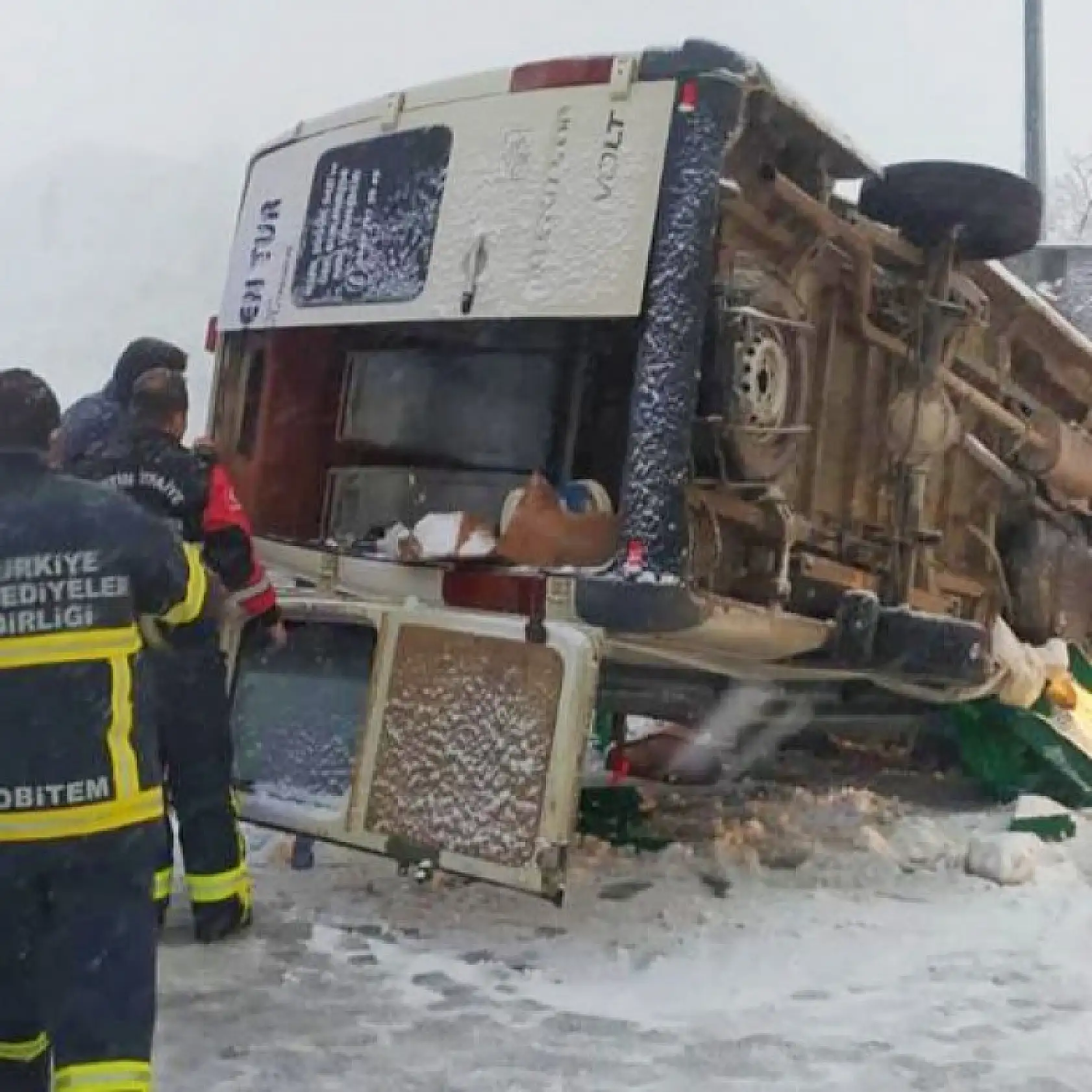 işçi servisi devrildi, 11 kişi yaralandı