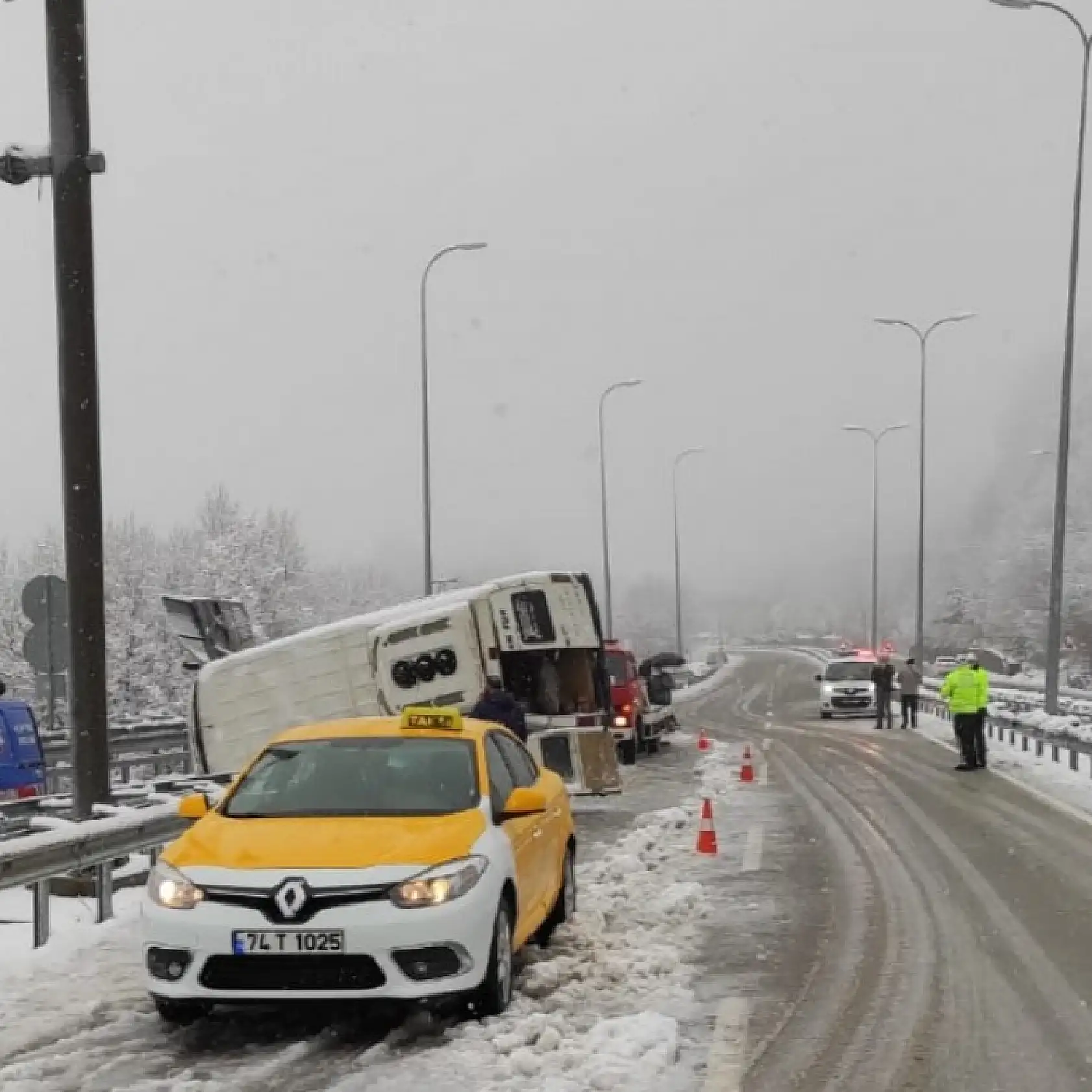 işçi servisi devrildi, 11 kişi yaralandı