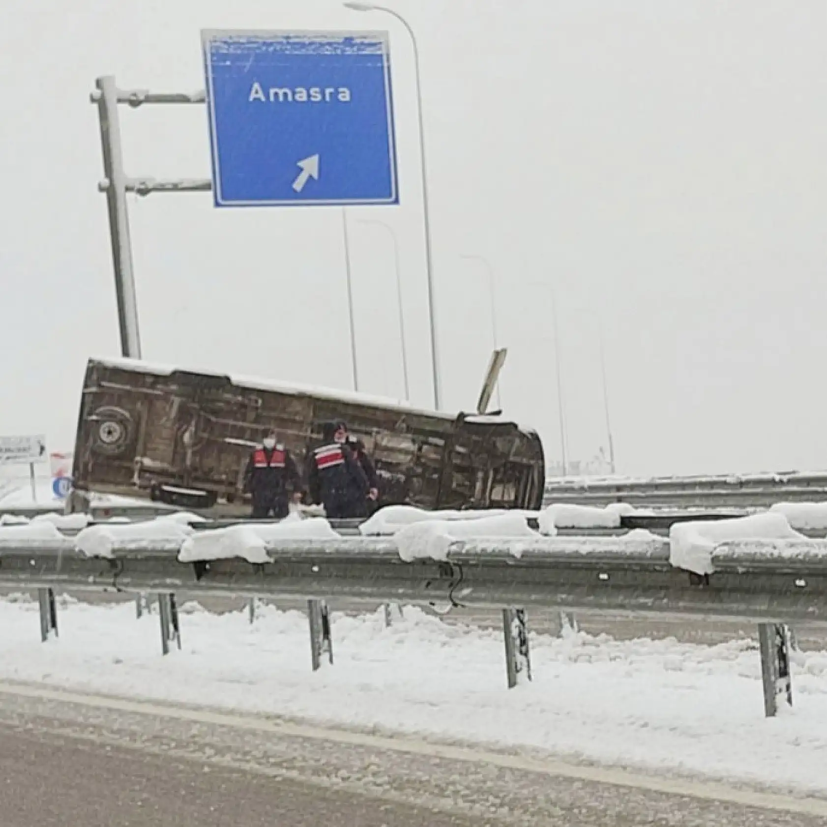 işçi servisi devrildi, 11 kişi yaralandı