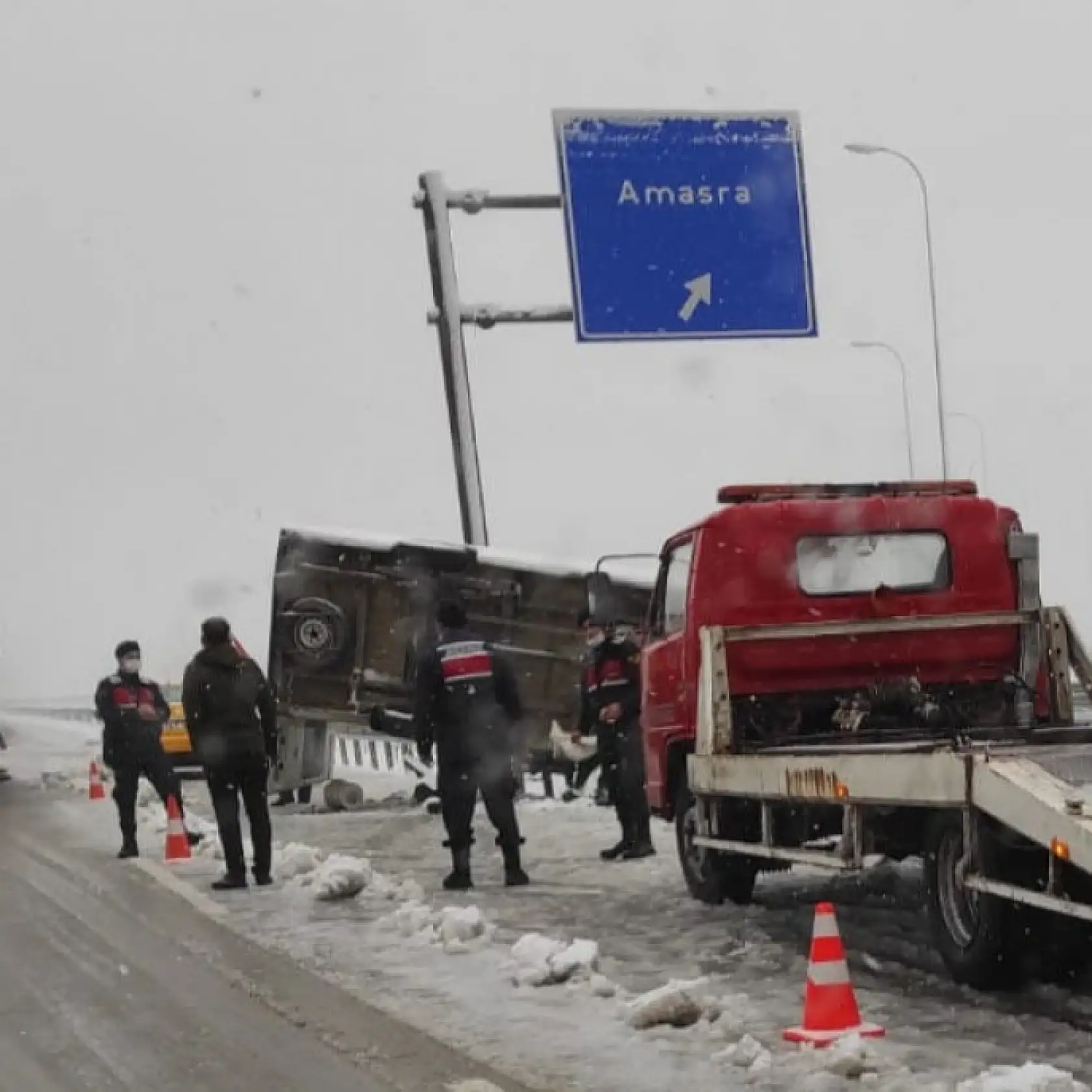 işçi servisi devrildi, 11 kişi yaralandı