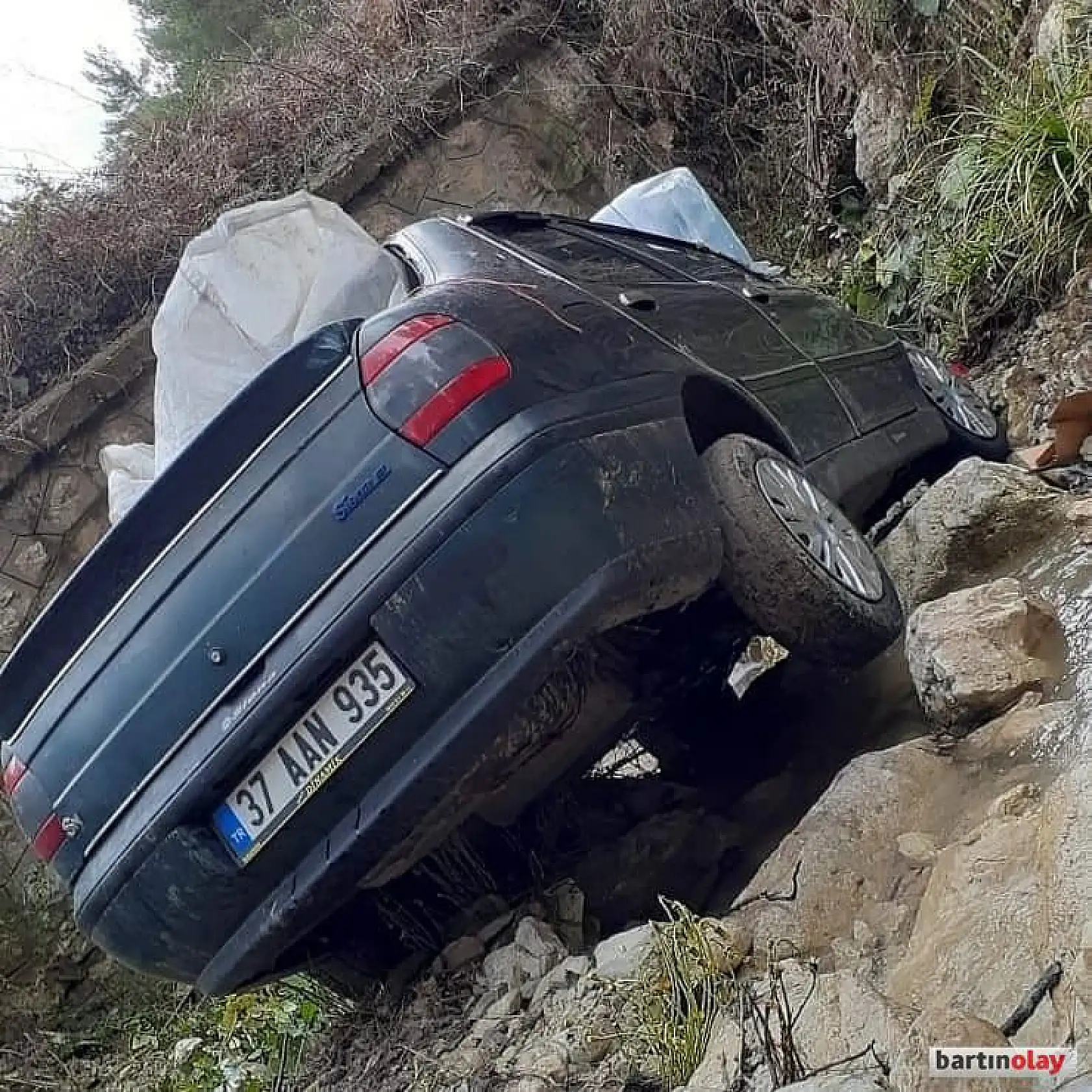 Uçuruma yuvarlandı, yardım istedi