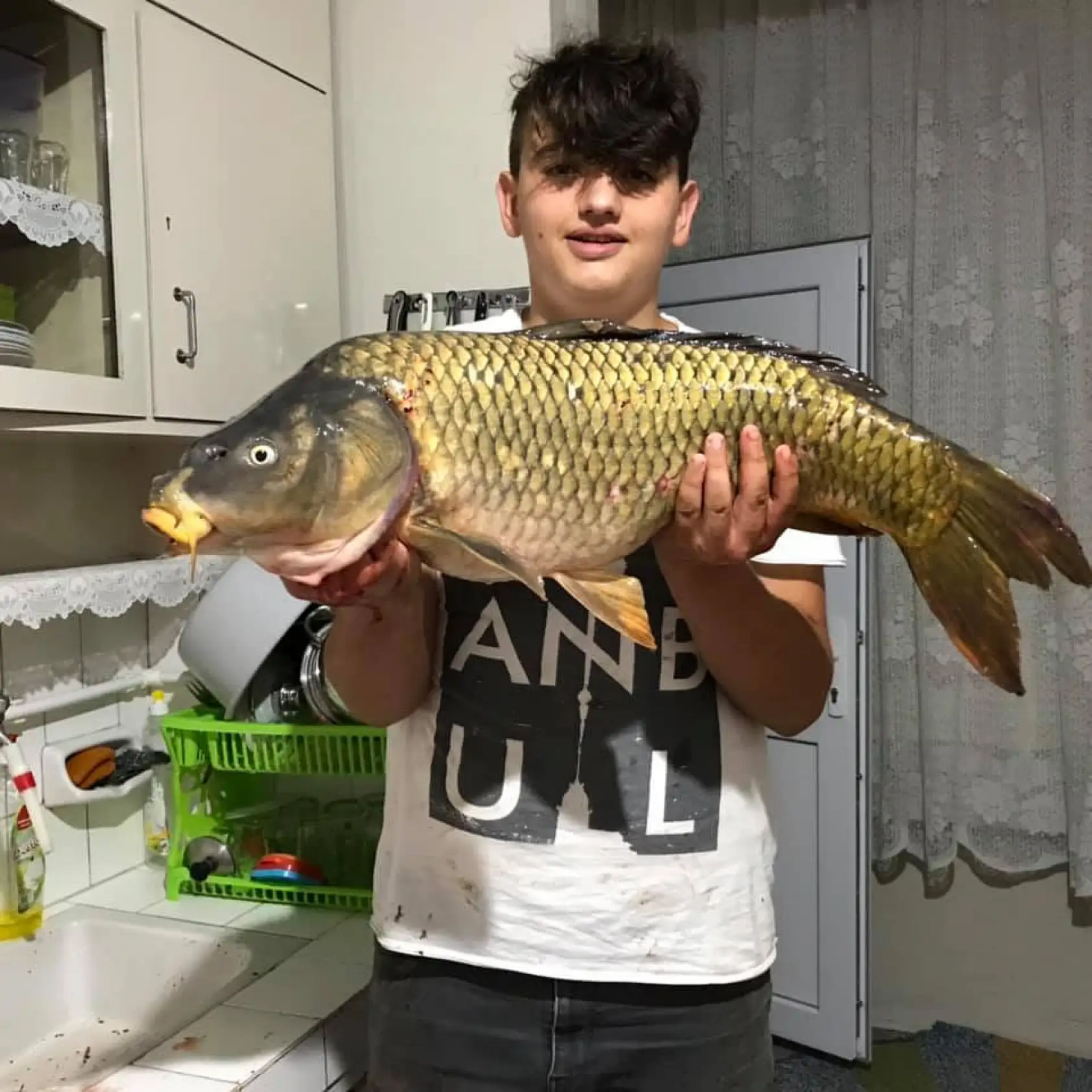 Yakaladığı dev sazan görenleri şaşırttı