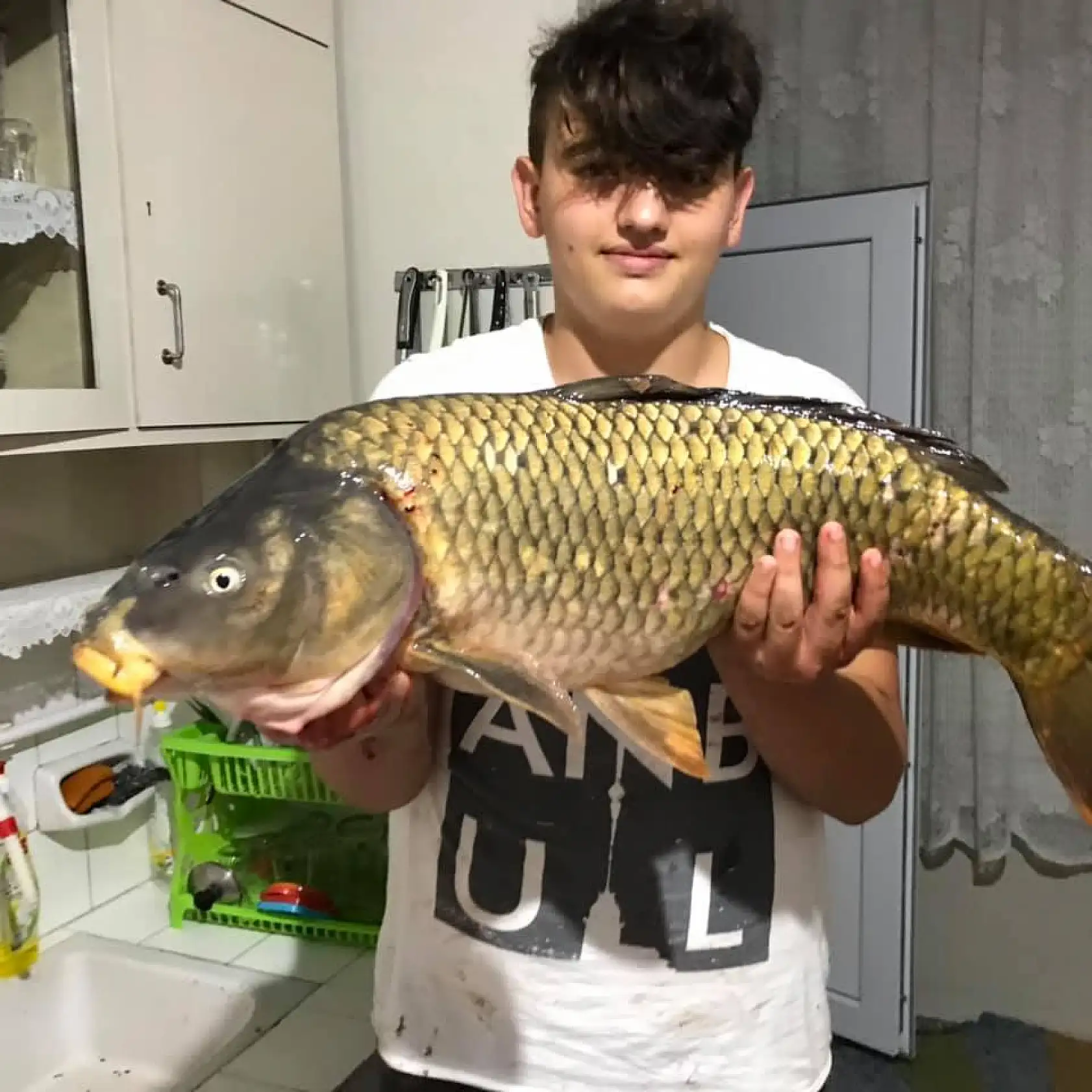 Yakaladığı dev sazan görenleri şaşırttı