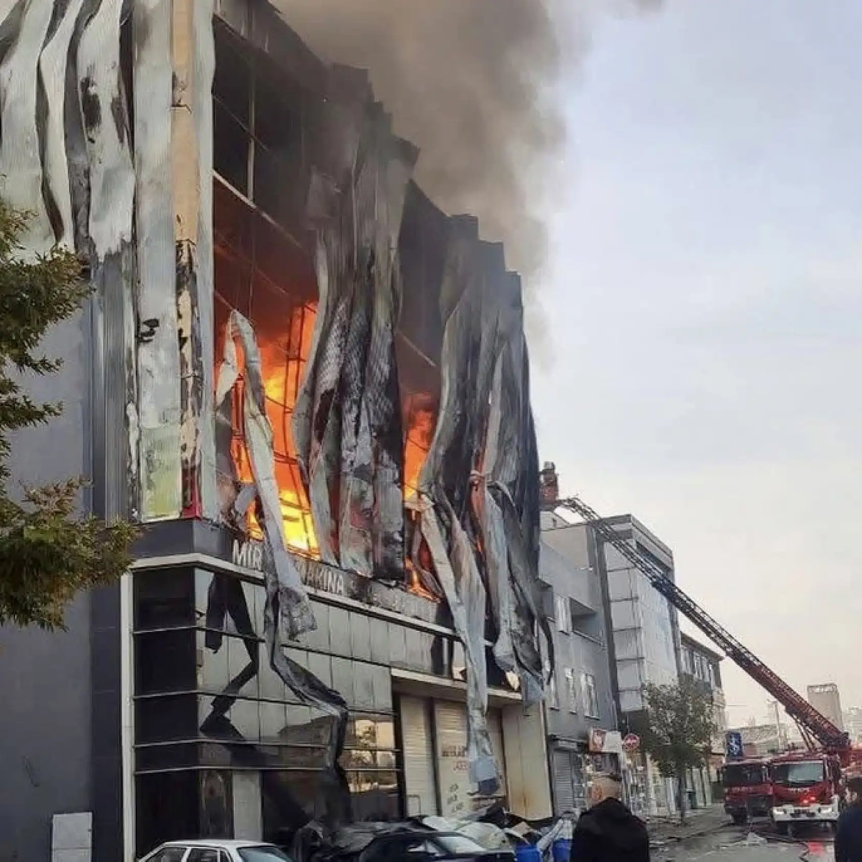 Kozmetik fabrikasında yangın